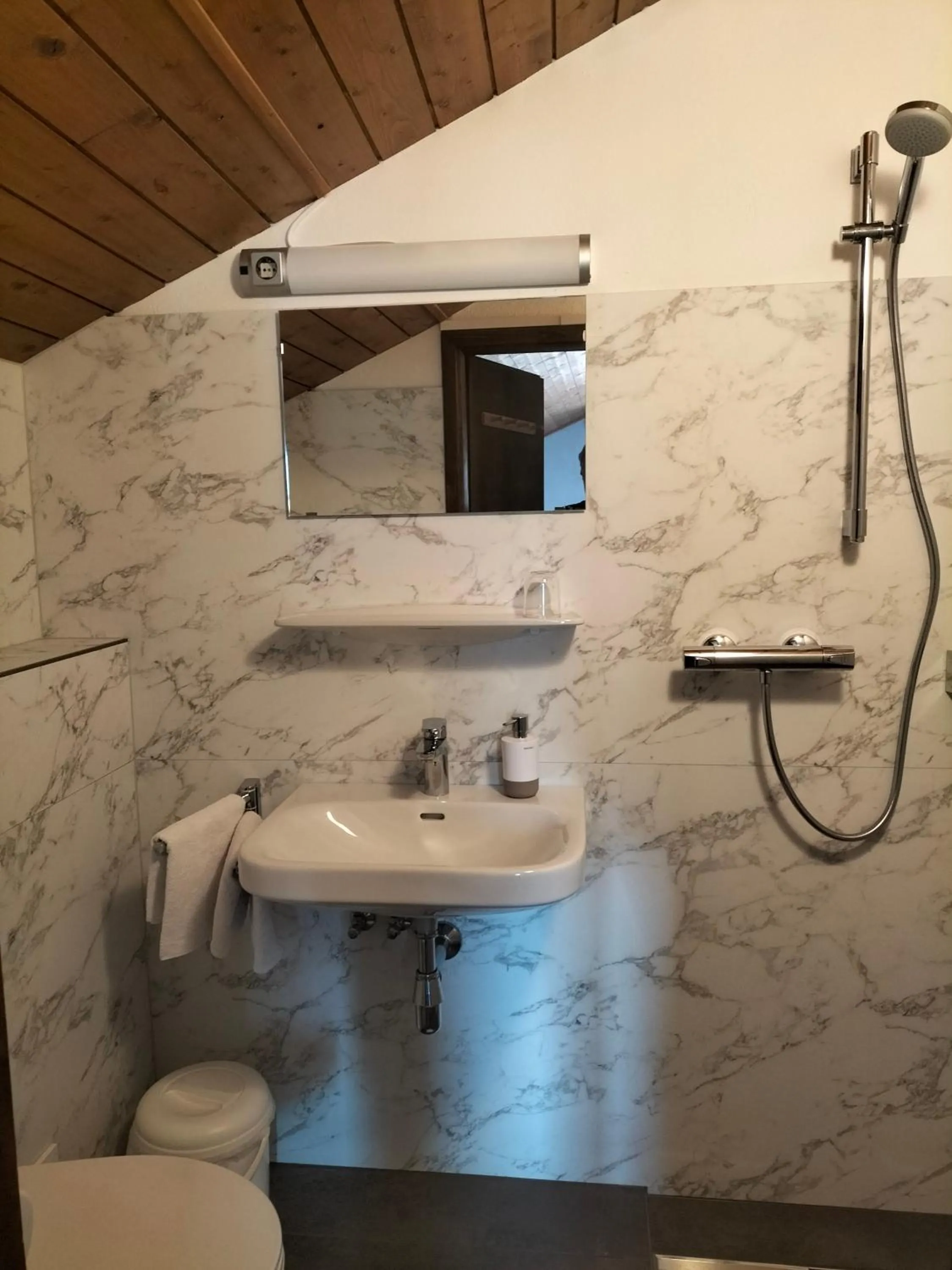 Shower in Köstlhof, Familie Hassler