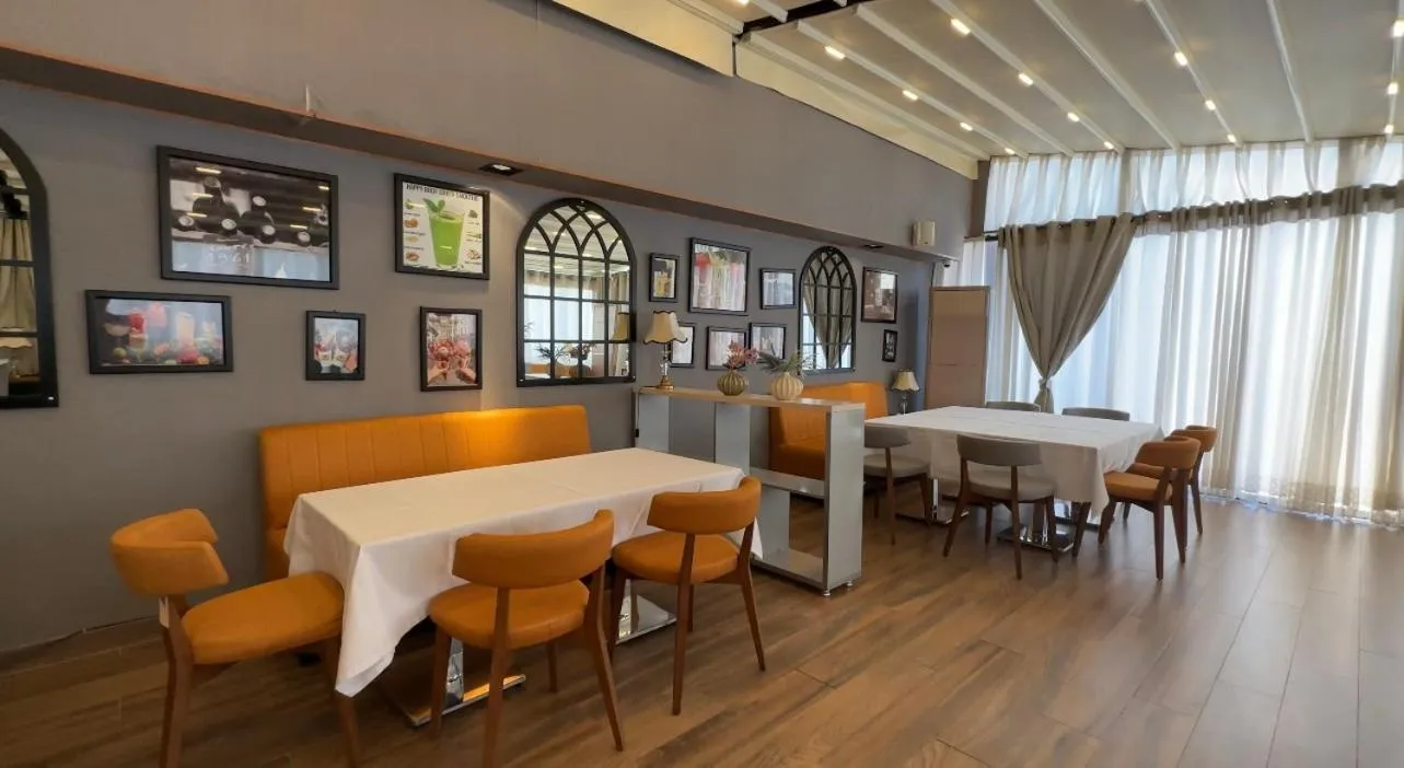 Restaurant/places to eat in Hotel Bukhara