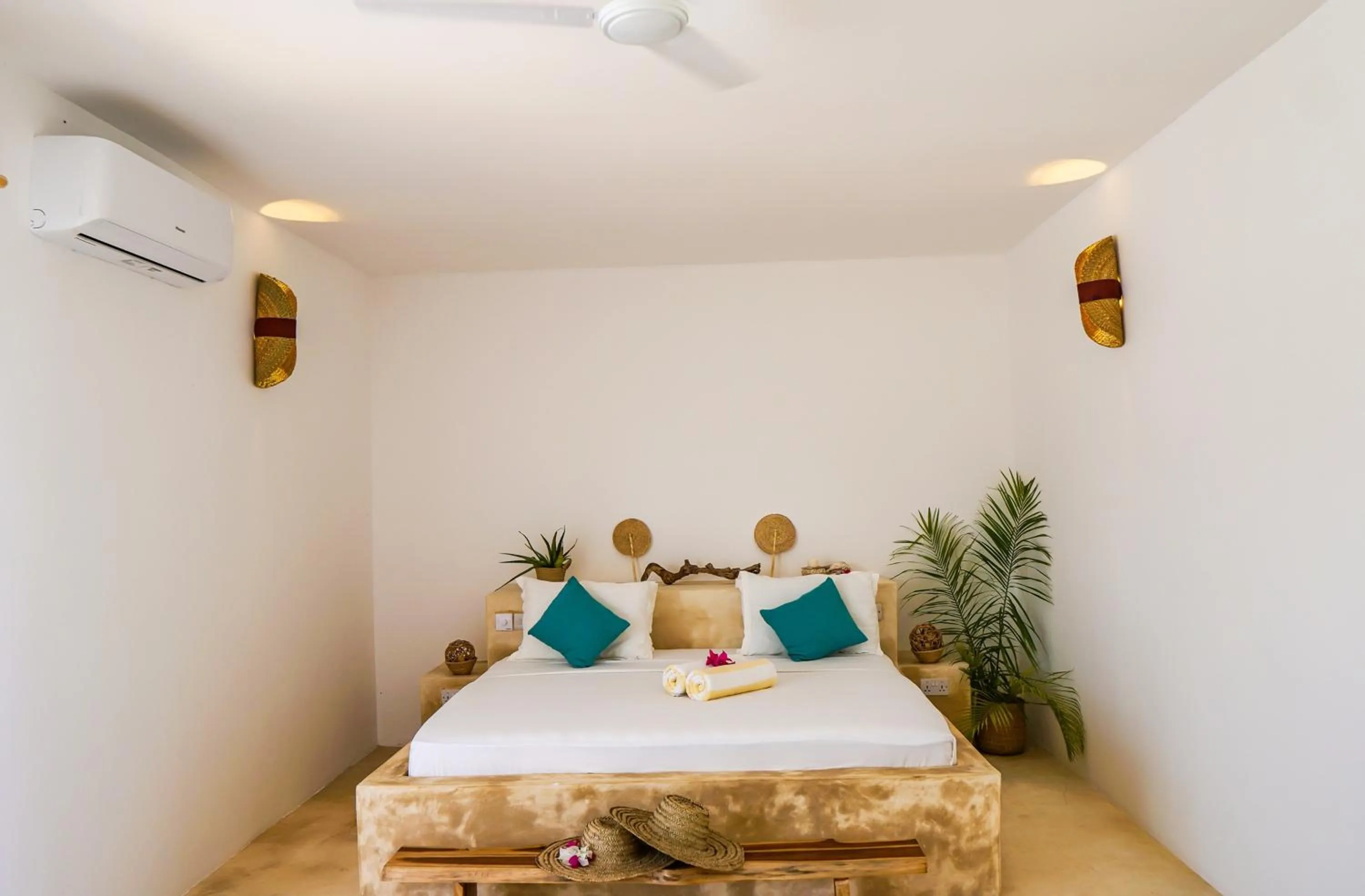 Bedroom, Bed in Aquamarina Hotel