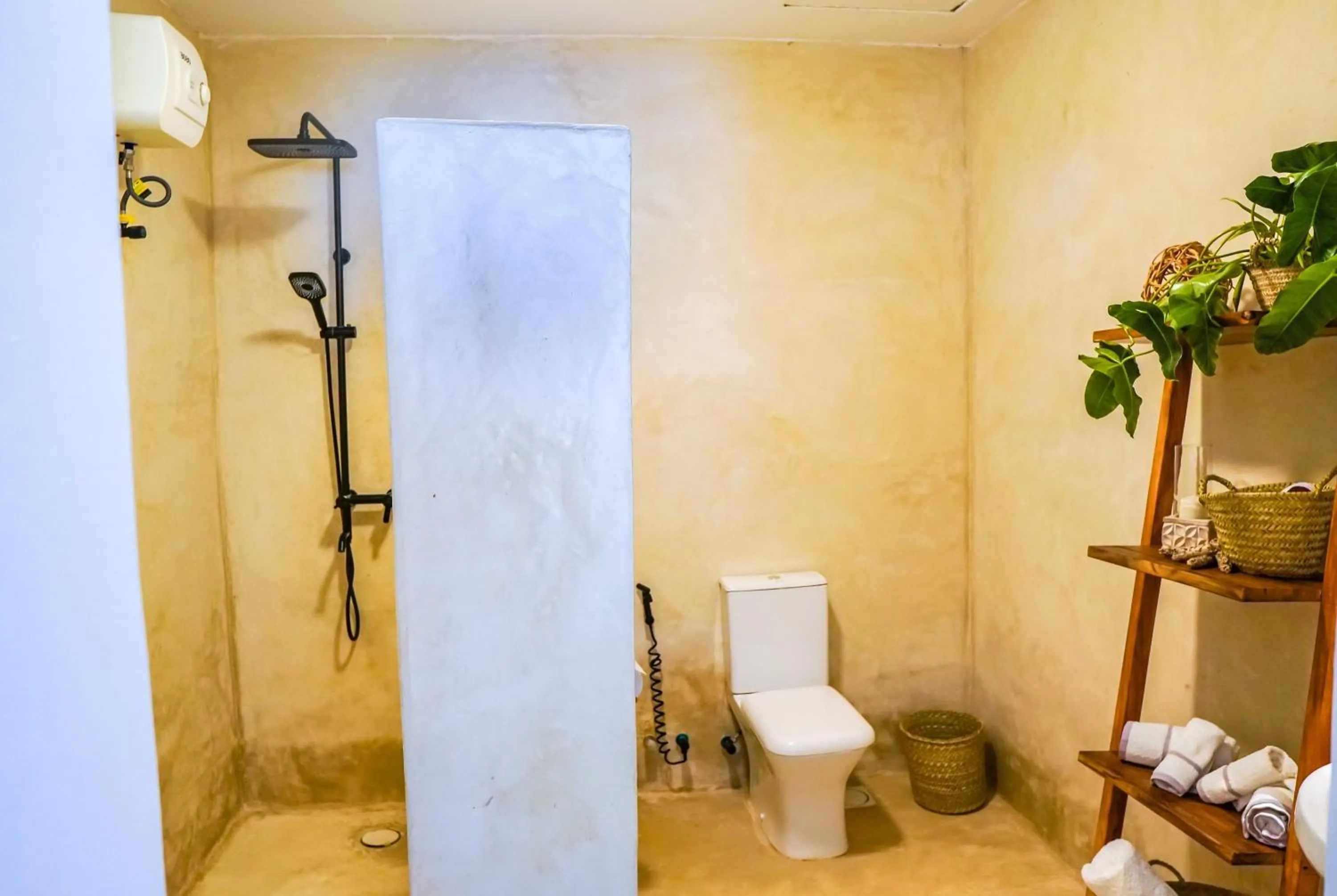 Shower in Aquamarina Hotel