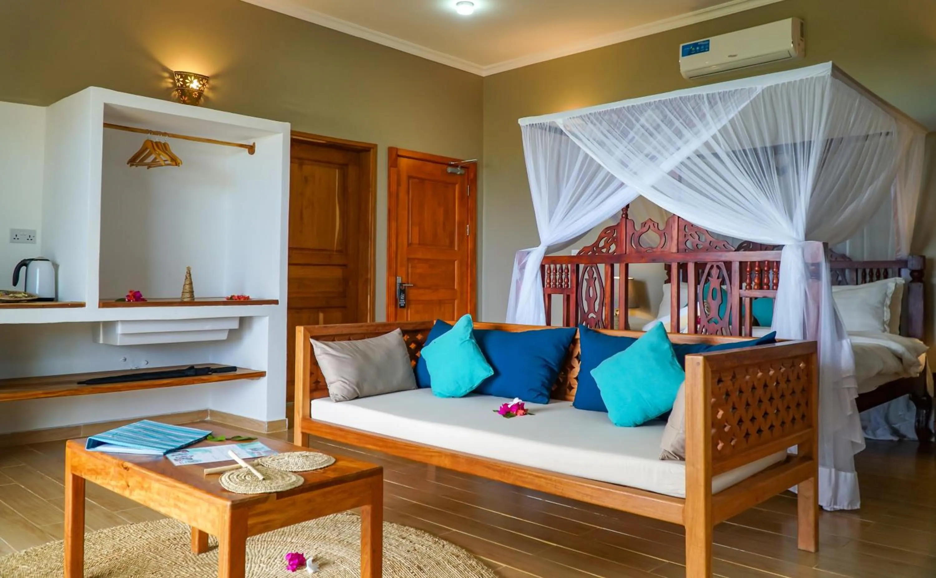 Living room, Bed in Aquamarina Hotel