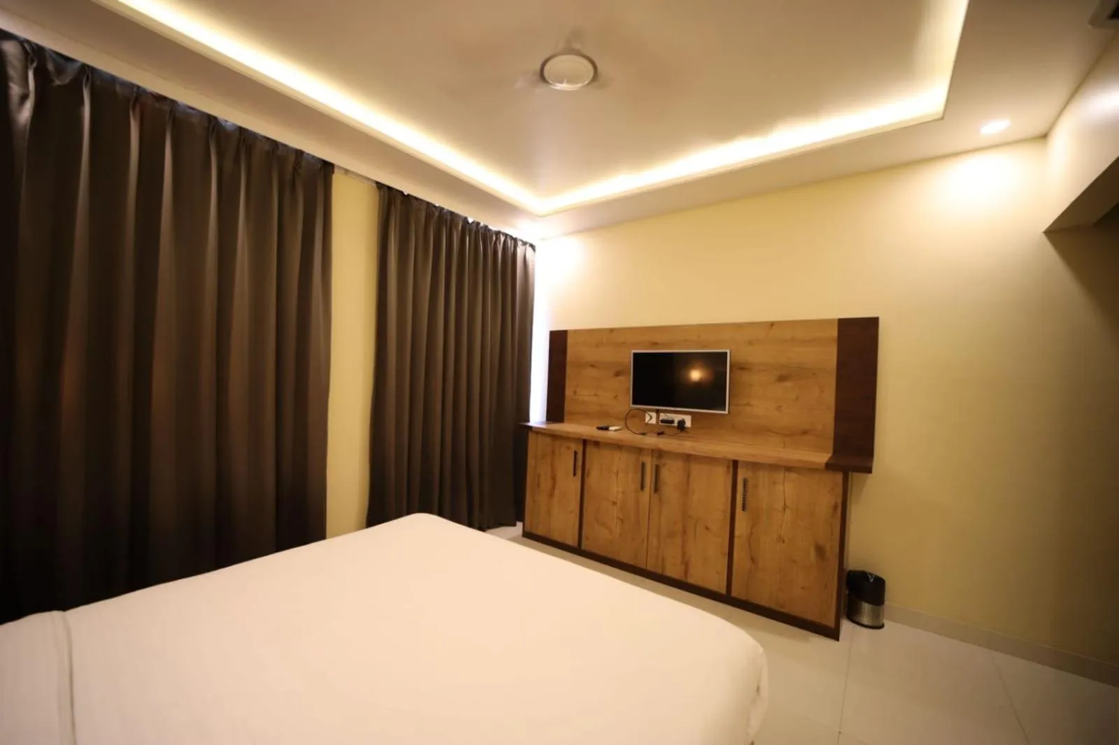 TV and multimedia, Bed in Hotel Neerja Inn
