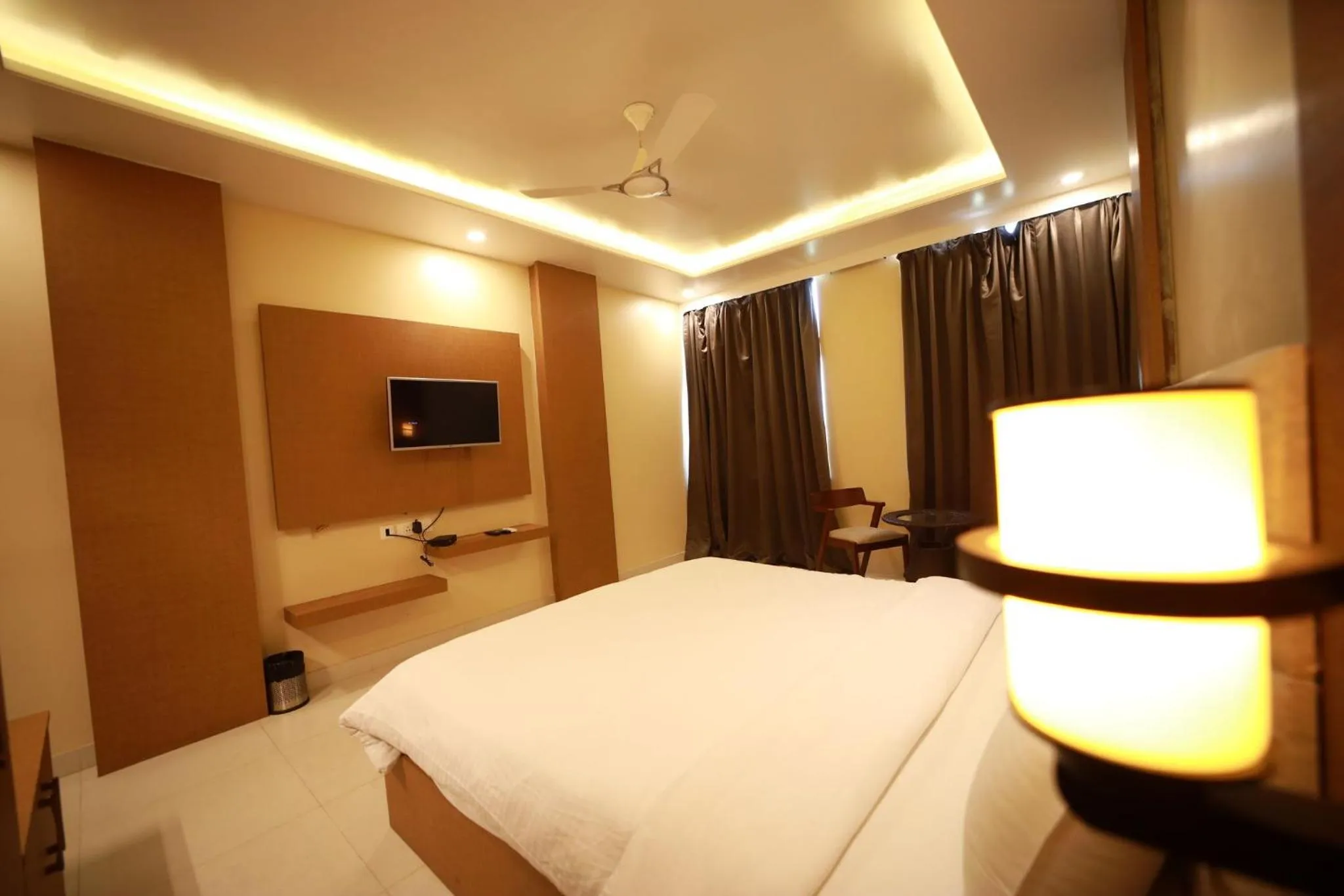Communal lounge/ TV room, Bed in Hotel Neerja Inn