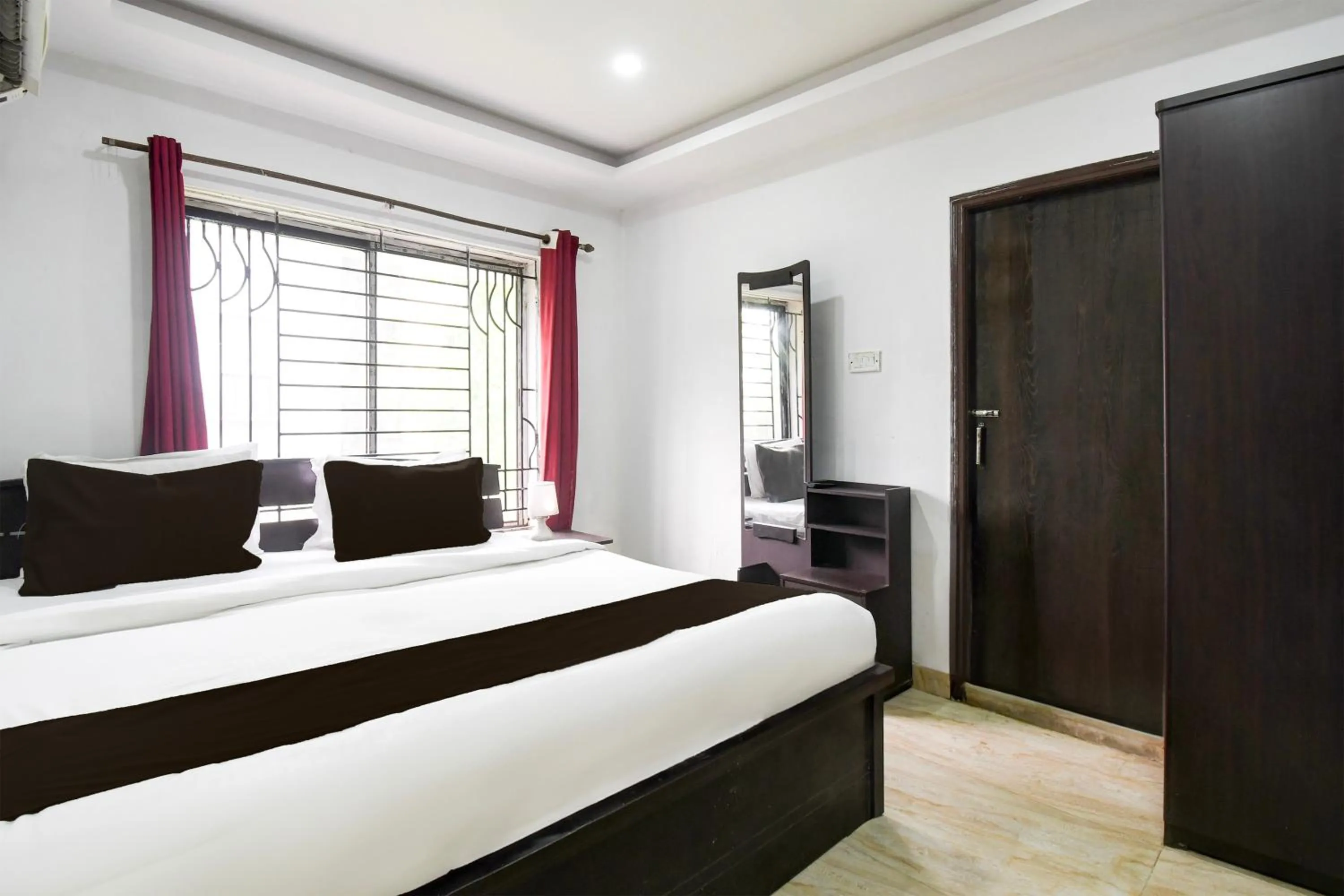Bedroom, Bed in Super Hotel O New Alipore