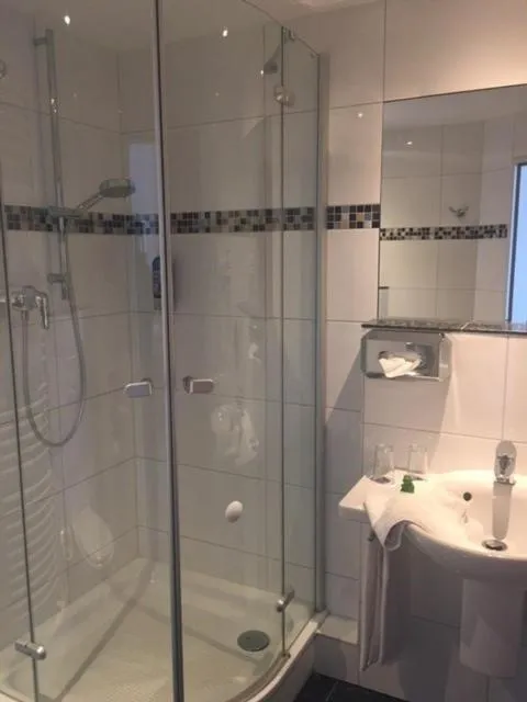 Shower in Alexander am Zoo