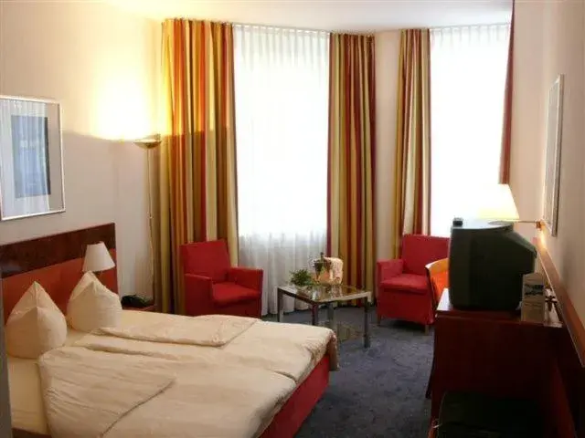 Photo of the whole room, Bed in Alexander am Zoo