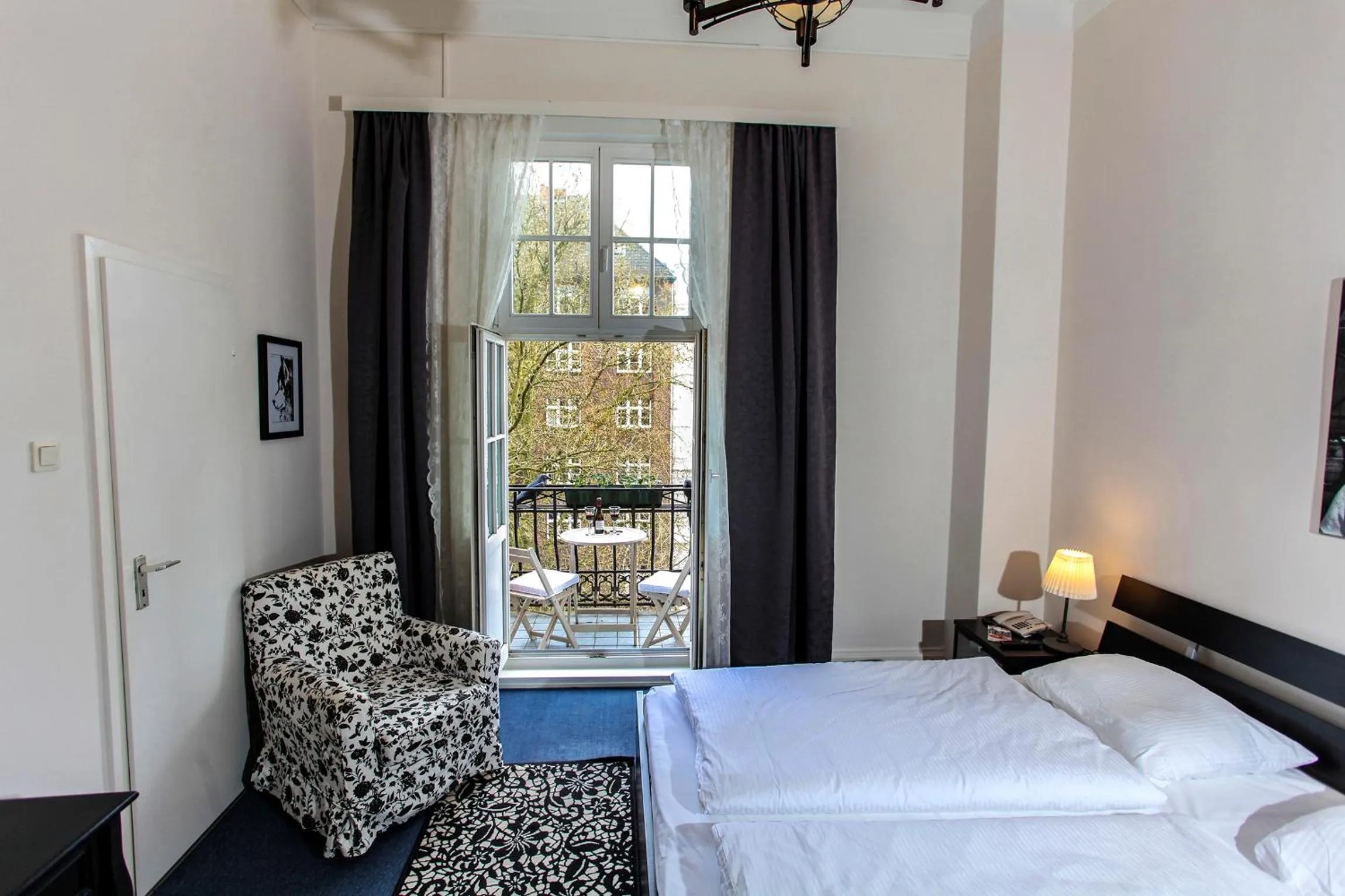 Photo of the whole room, Bed in Hotel Fresena im Dammtorpalais