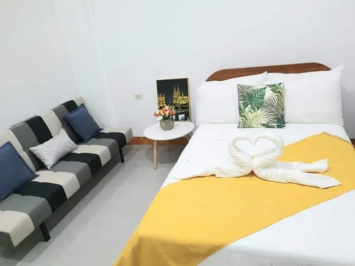 Photo of the whole room, Bed in Camiguin KALIMBA DE LUNA INN