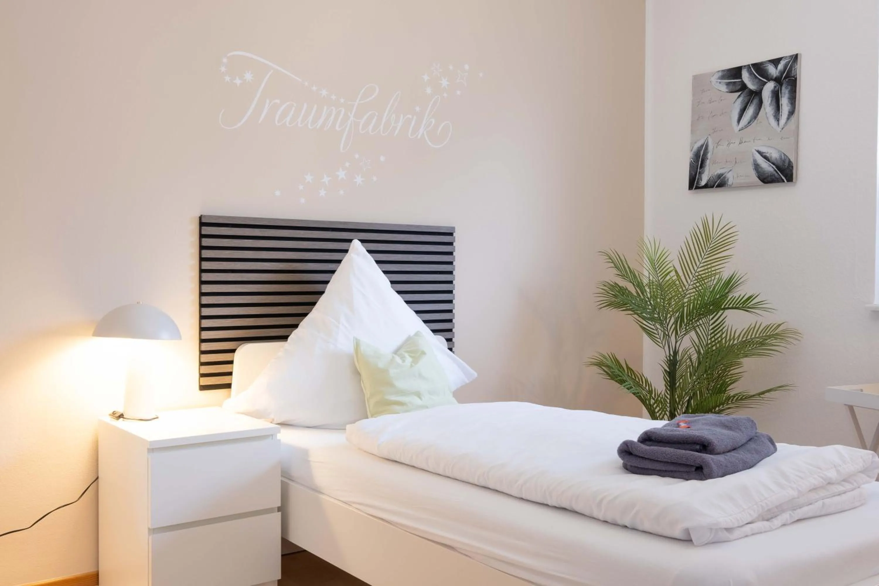 Photo of the whole room, Bed in Apartment mit Wohnflair