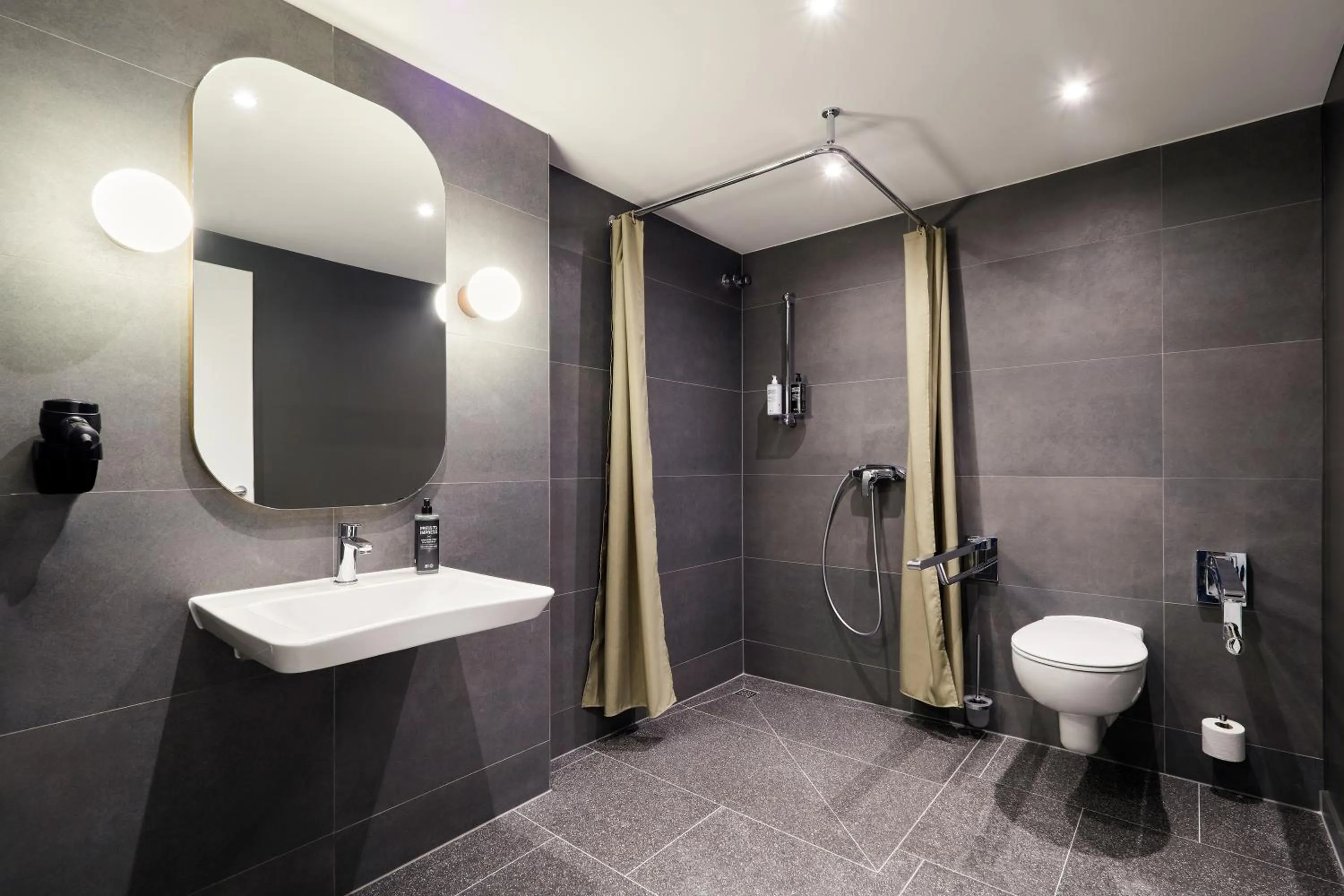 Bathroom in ibis Styles Bielefeld City