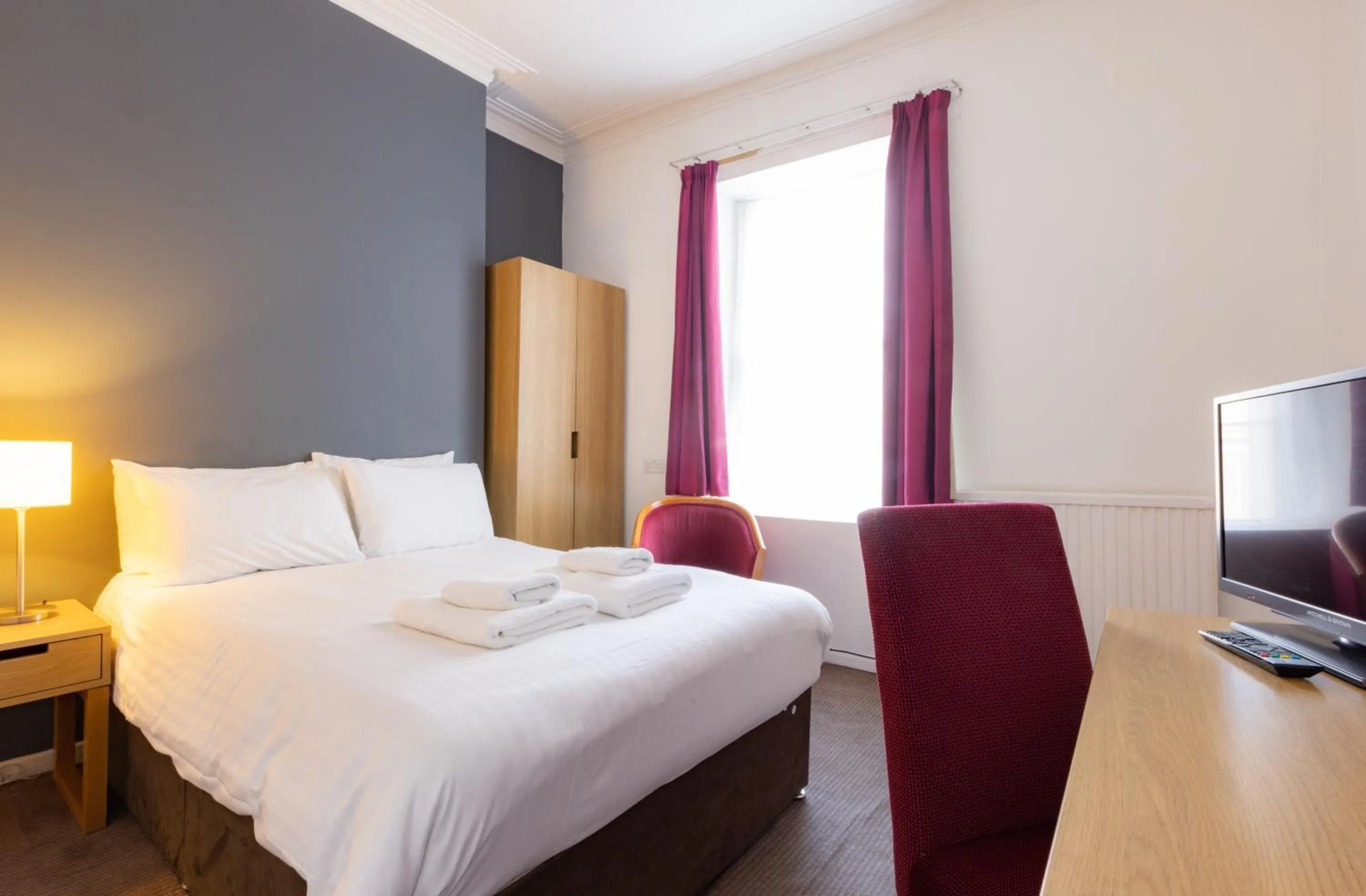 Bedroom, Bed in The Marine Hotel