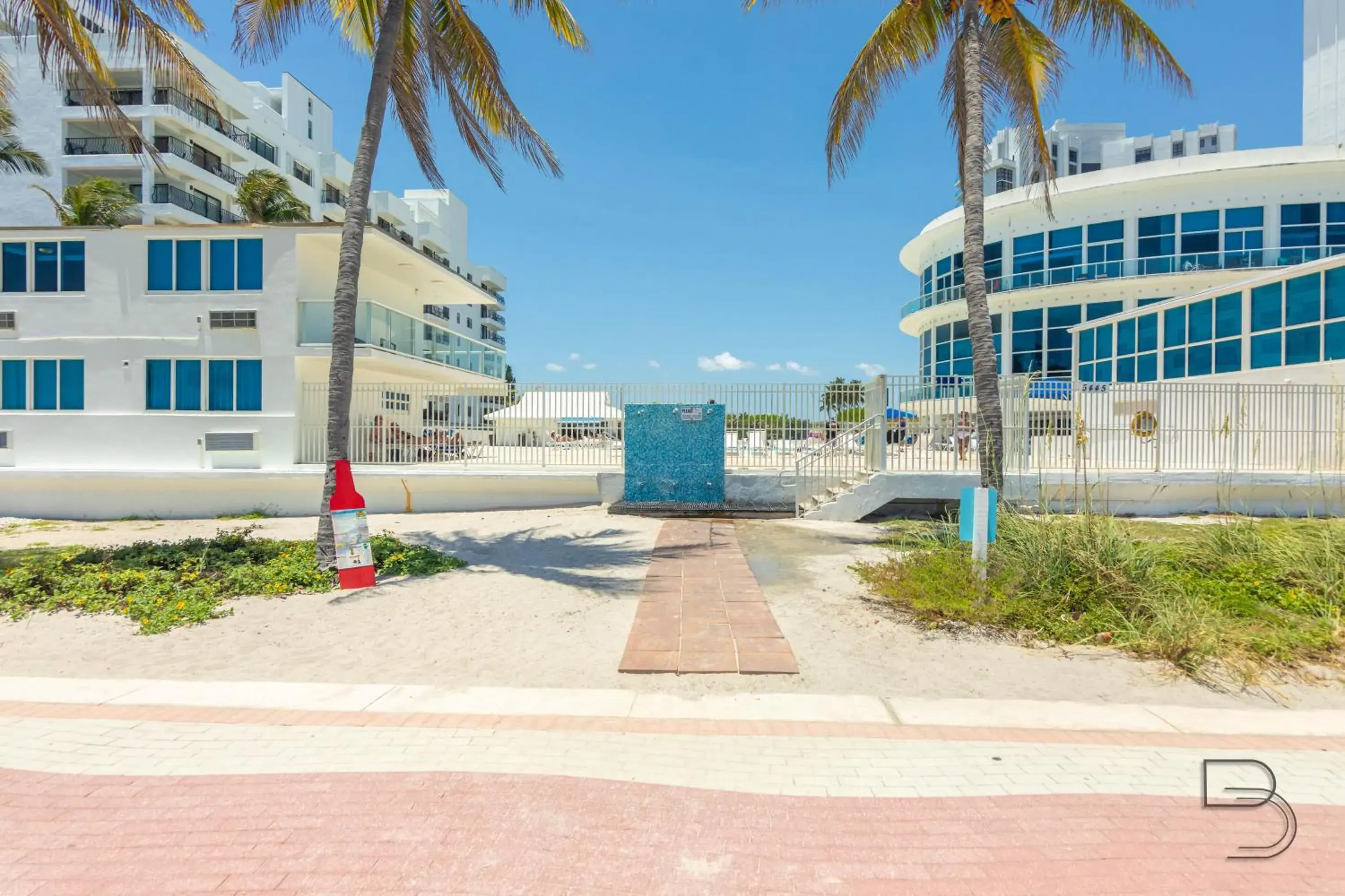 Property building in Girasole Apartments Property building in Girasole Apartments