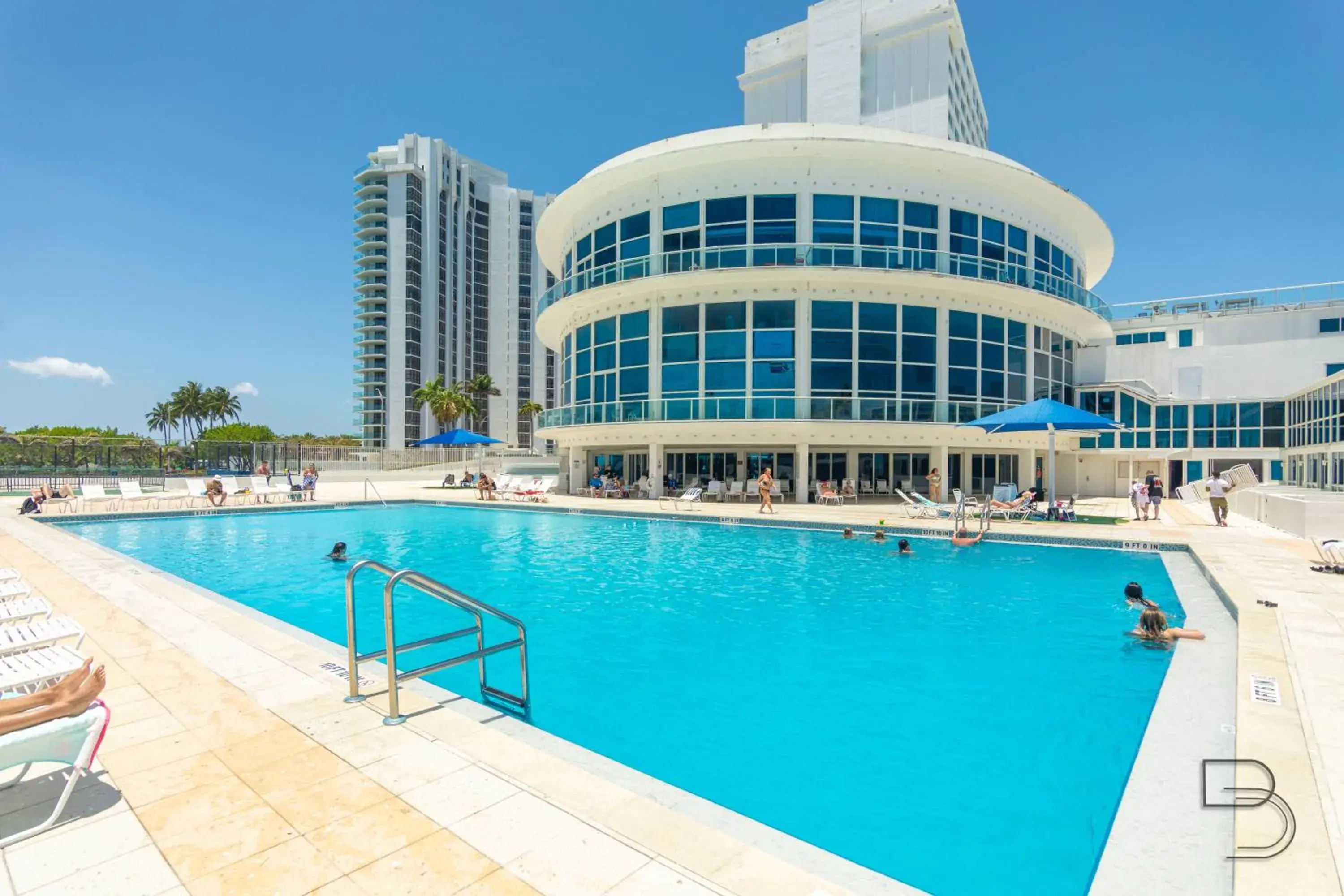 Property building in Girasole Apartments Property building in Girasole Apartments