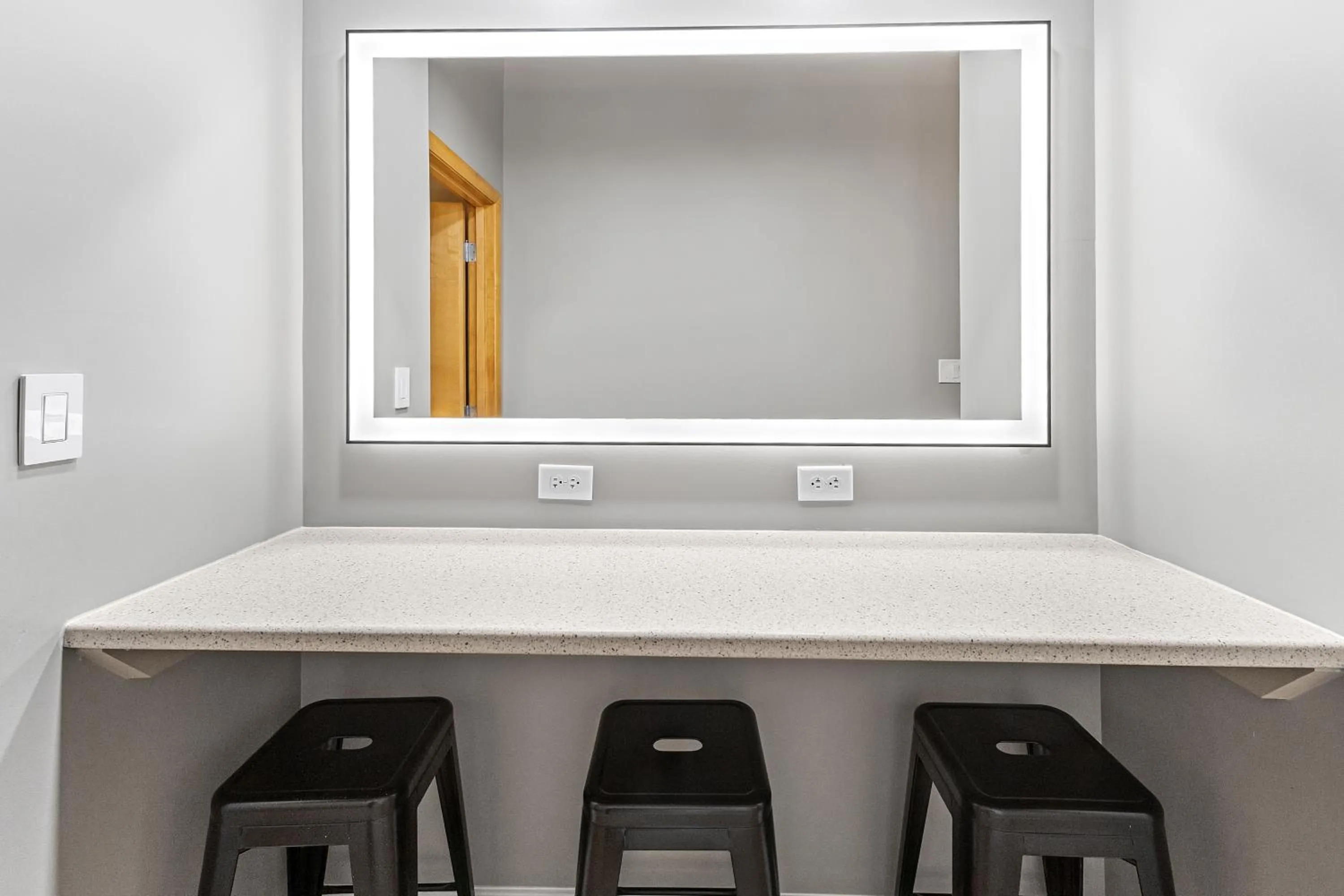 Georgia Street 4 Bedroom Condo Downtown!!