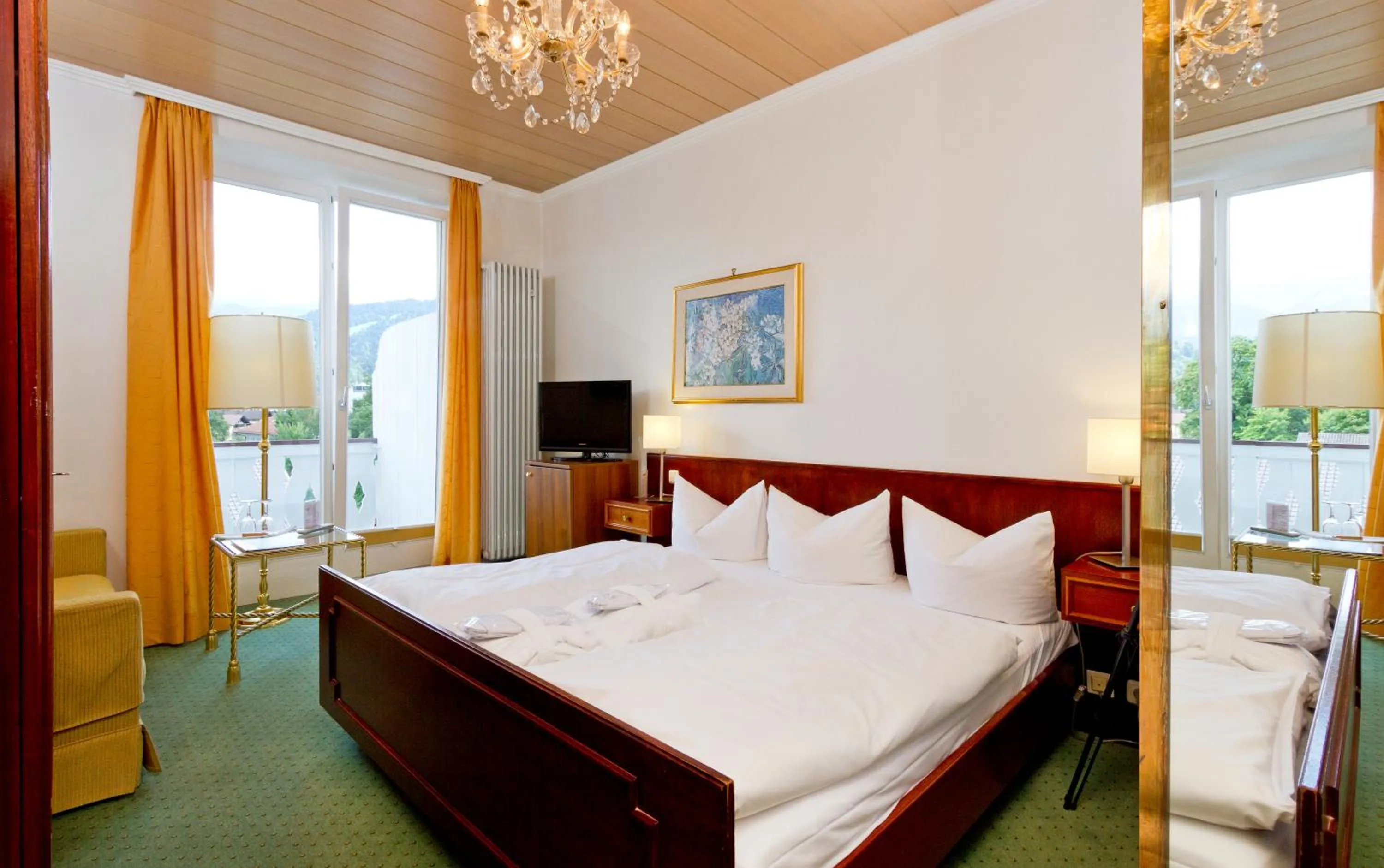 Photo of the whole room, Bed in Wittelsbacher Hof Swiss Quality Hotel