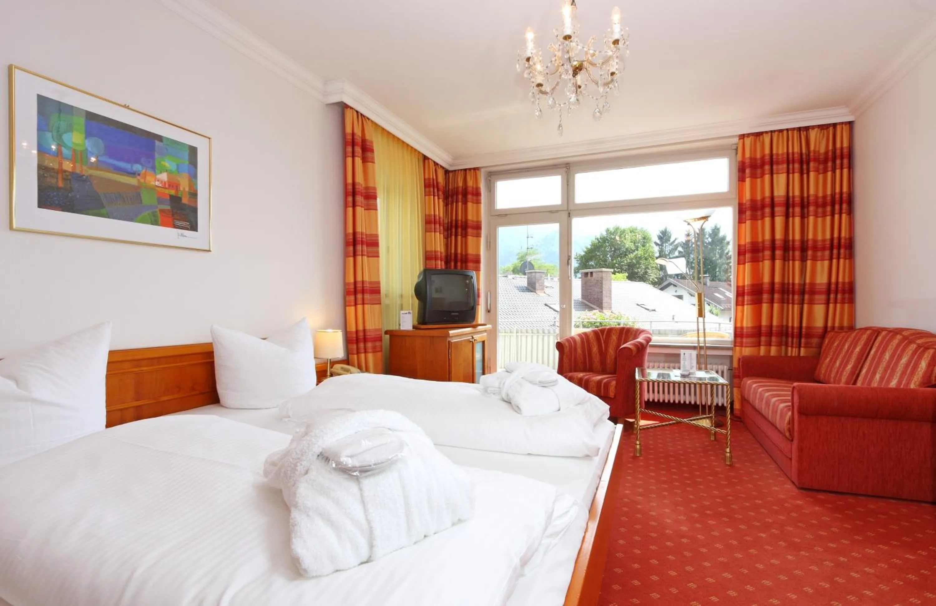 Photo of the whole room, Bed in Wittelsbacher Hof Swiss Quality Hotel