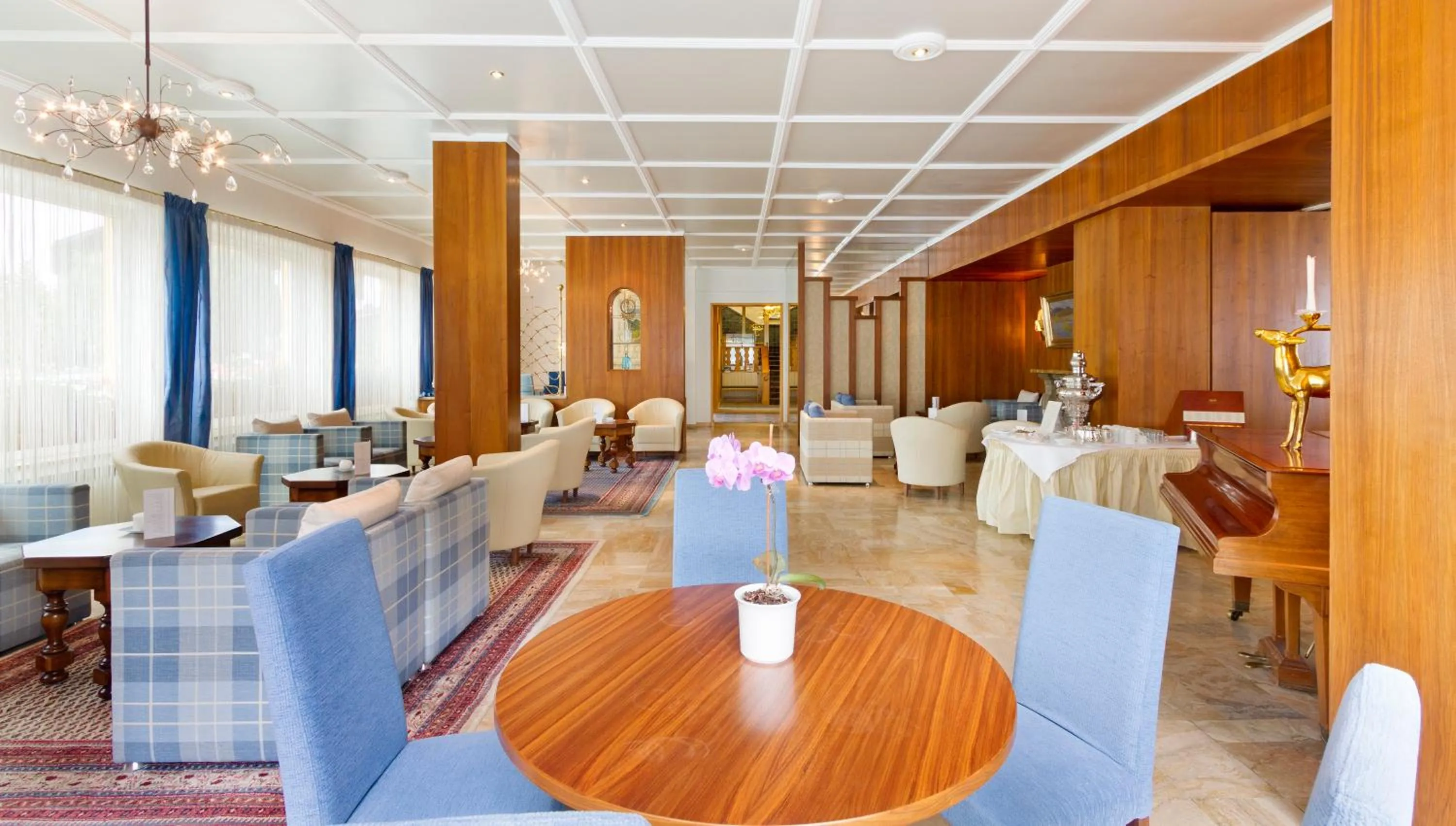 Lobby or reception in Wittelsbacher Hof Swiss Quality Hotel