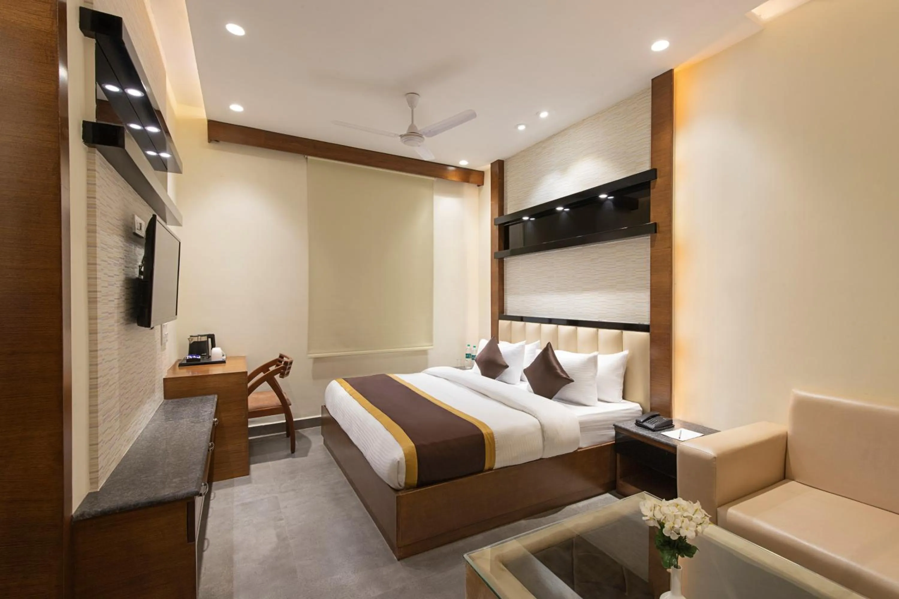 Bed in Clarks Collection Maanya