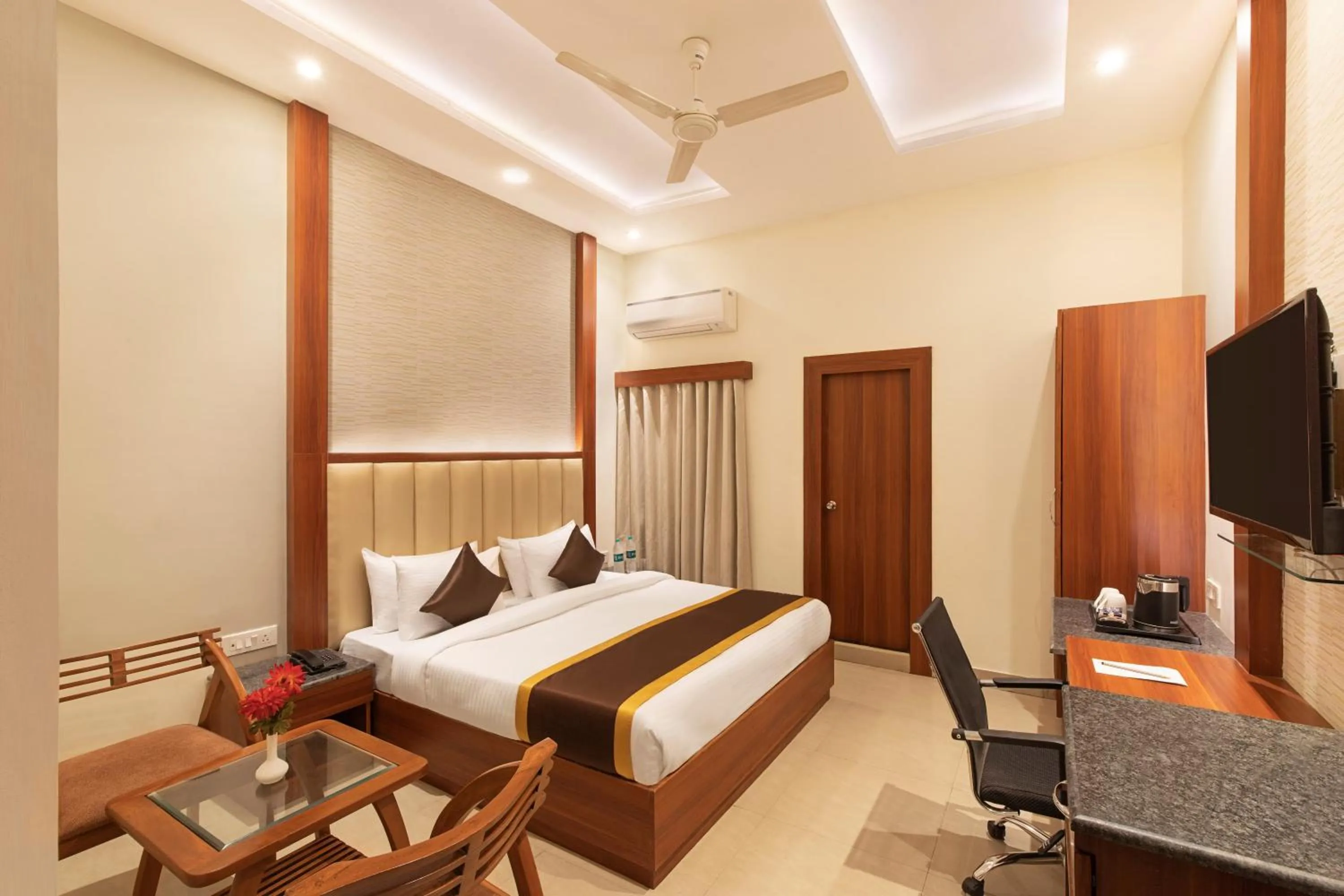 Bed in Clarks Collection Maanya