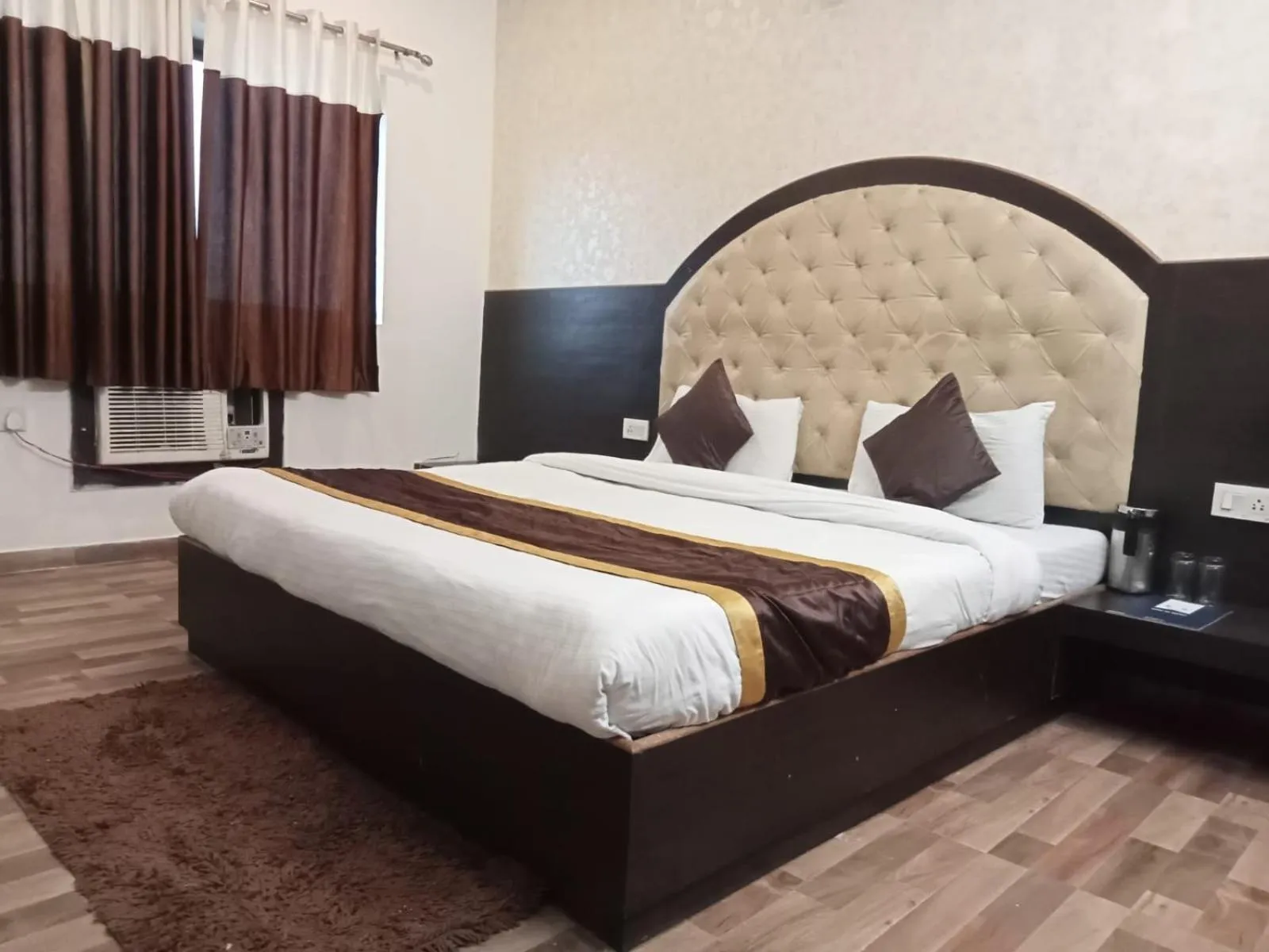 Bed in Clarks Collection Maanya