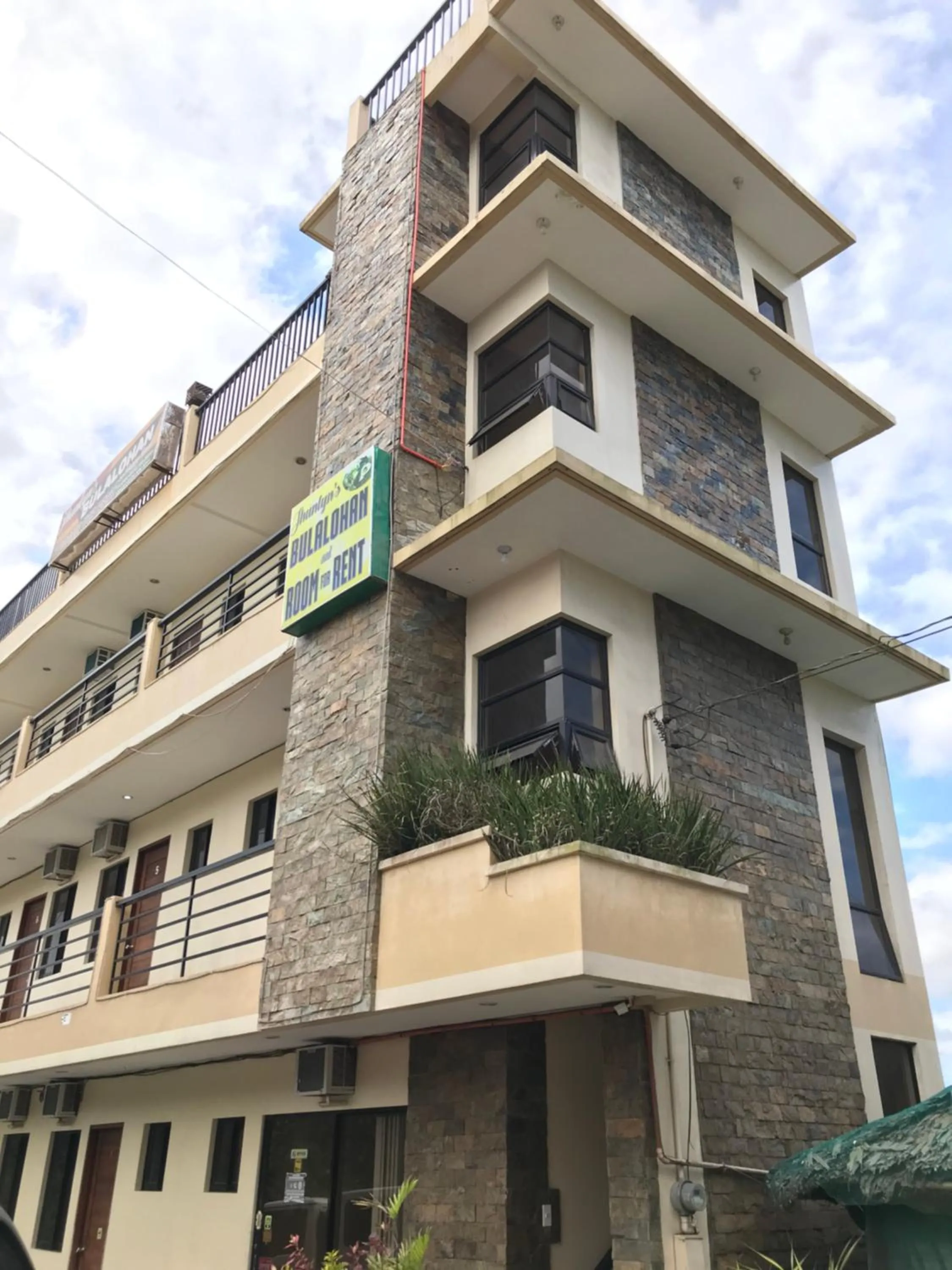 Property building in Jhunlyn Rooms for Rent Tagaytay