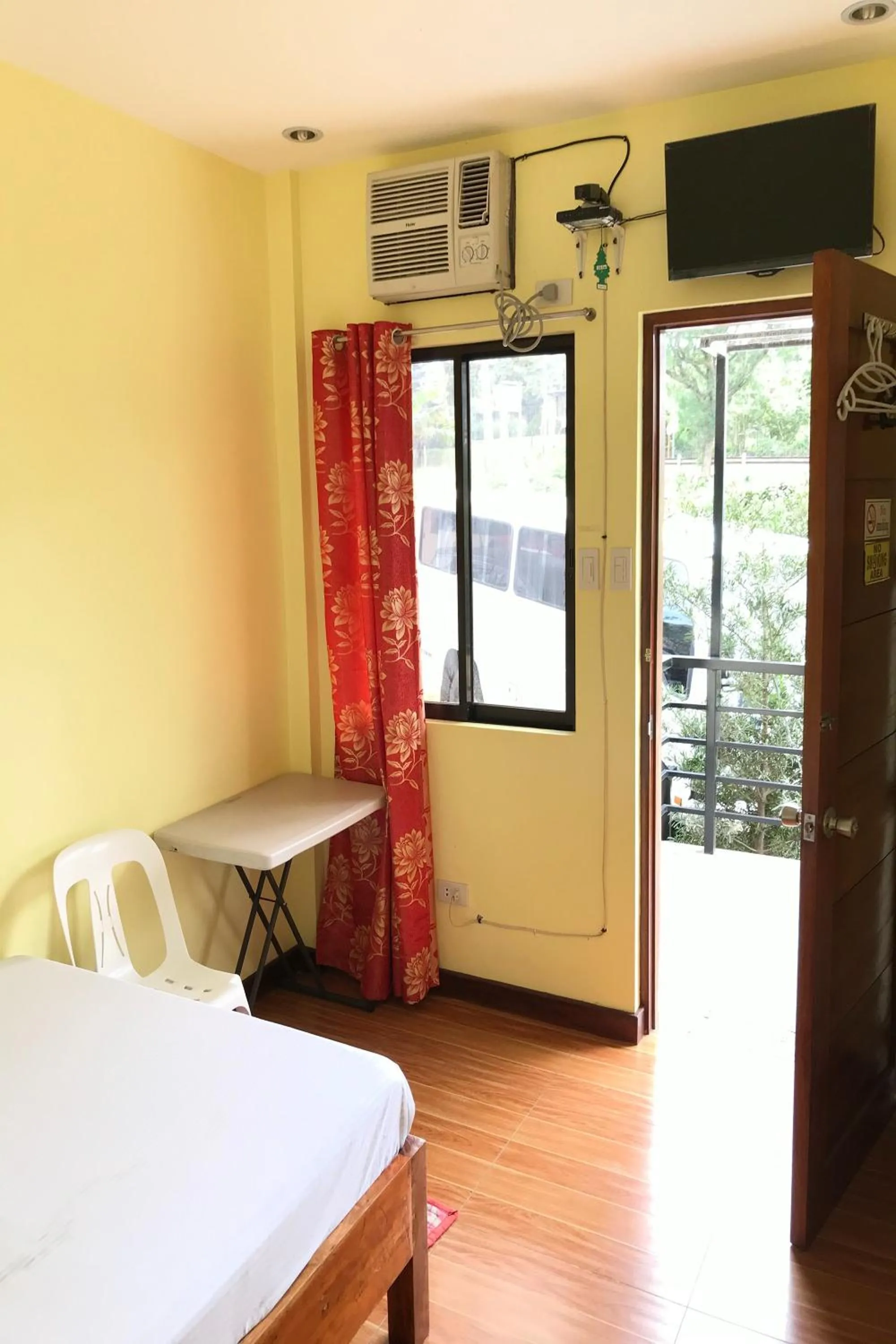 air conditioner, Bed in Jhunlyn Rooms for Rent Tagaytay