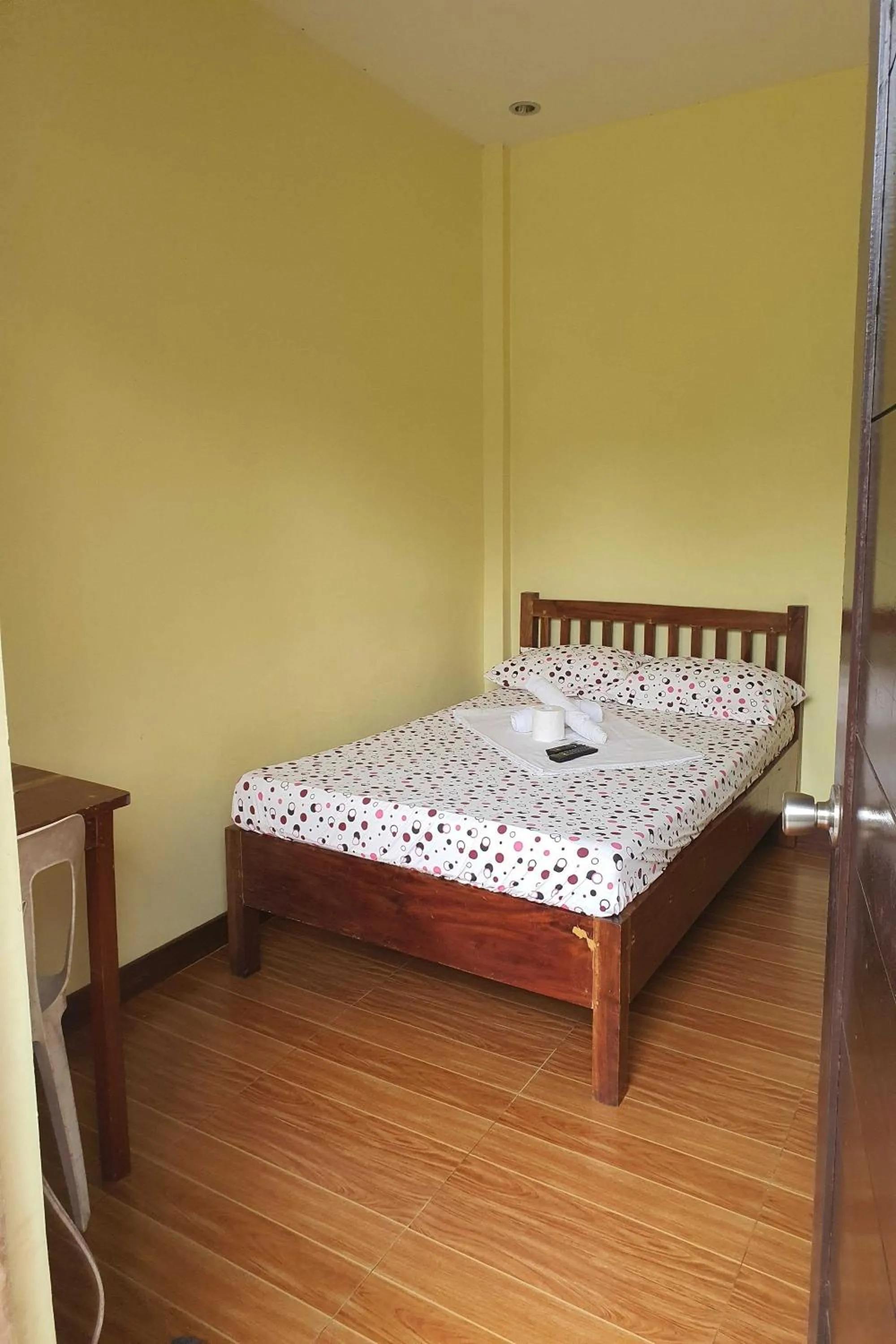 Bed in Jhunlyn Rooms for Rent Tagaytay
