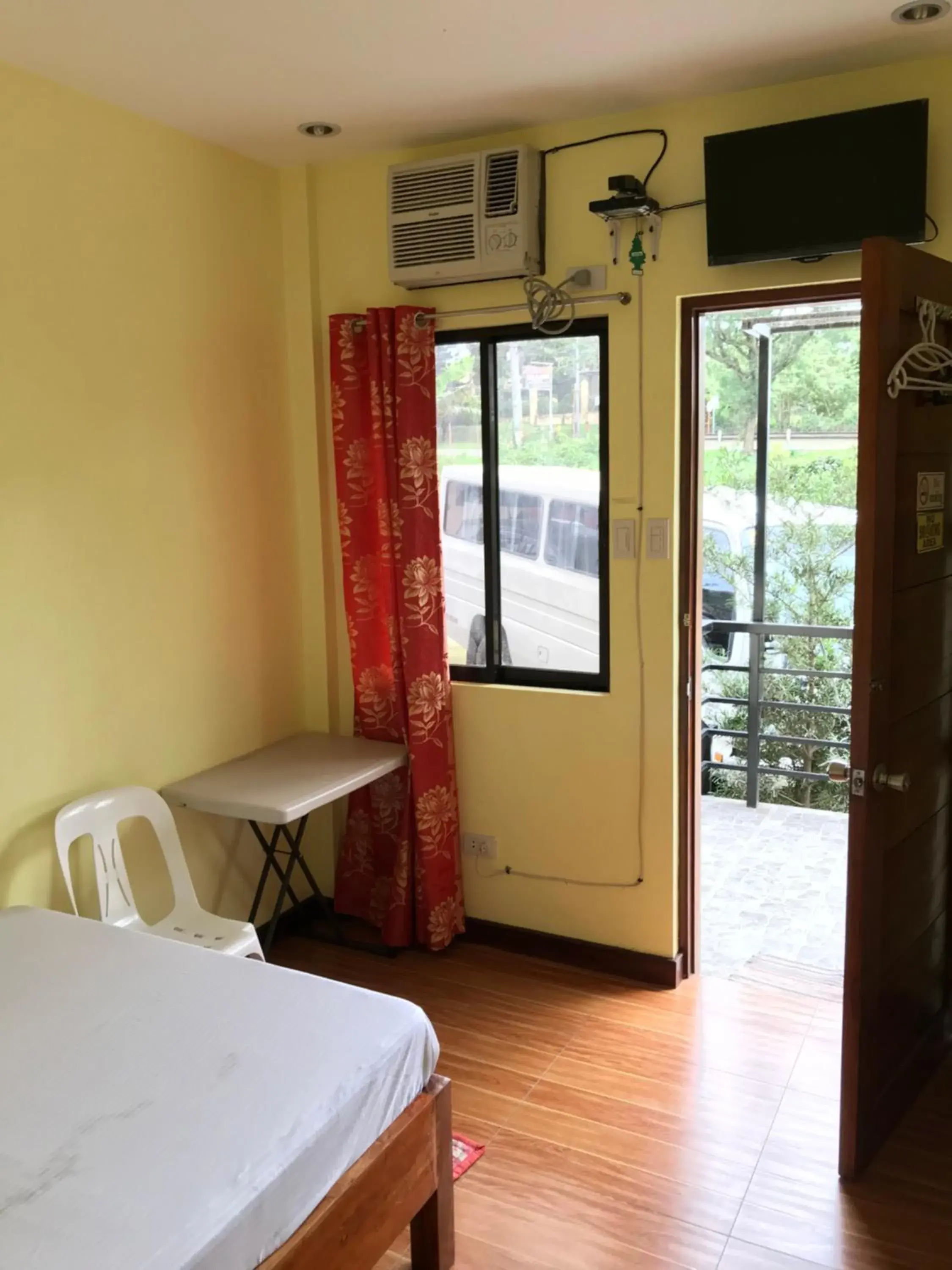 Standard Twin Room in Jhunlyn Rooms for Rent Tagaytay Standard Twin Room in Jhunlyn Rooms for Rent Tagaytay