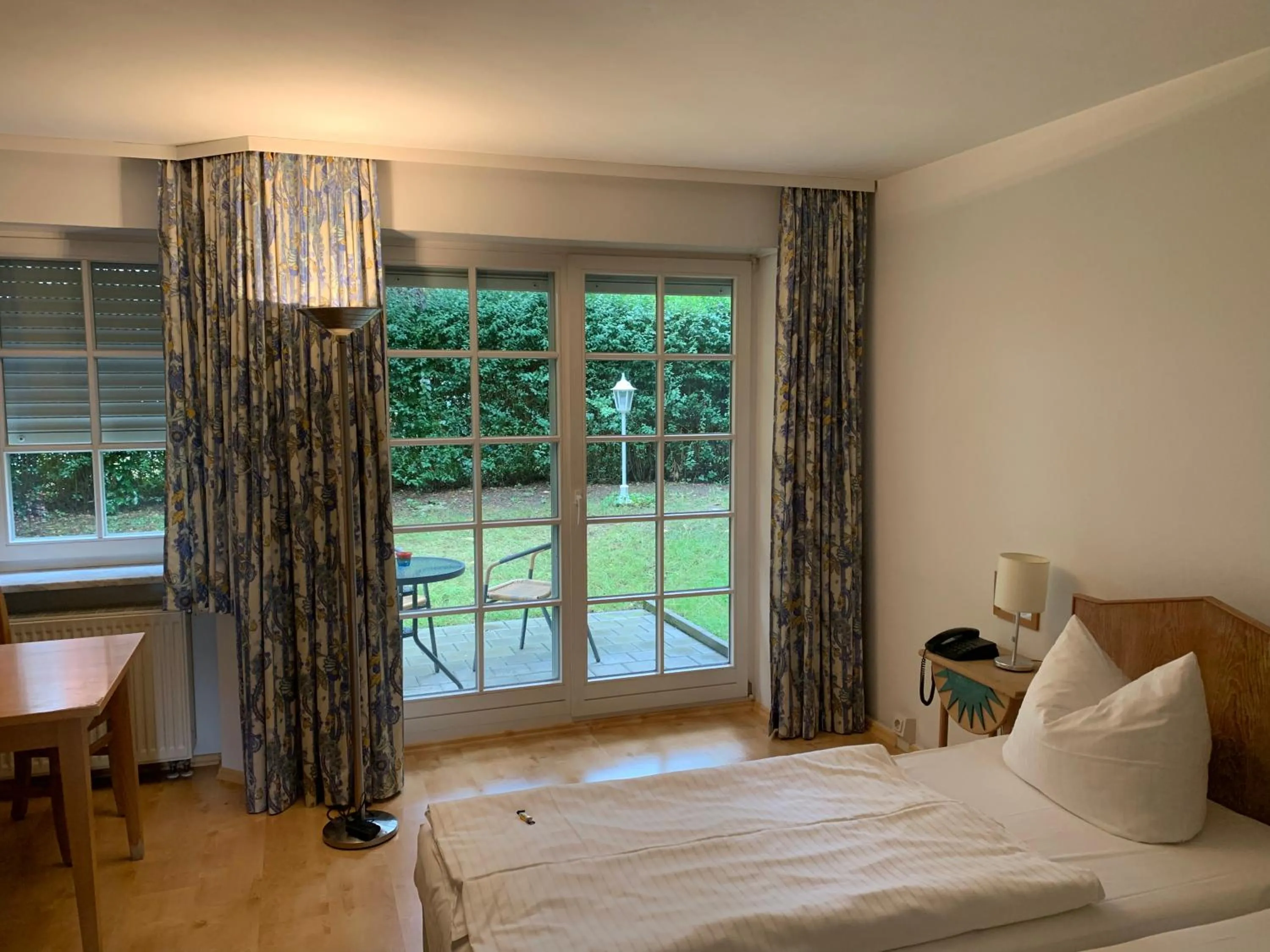 Garden view, Bed in Hotel Zwei Länder