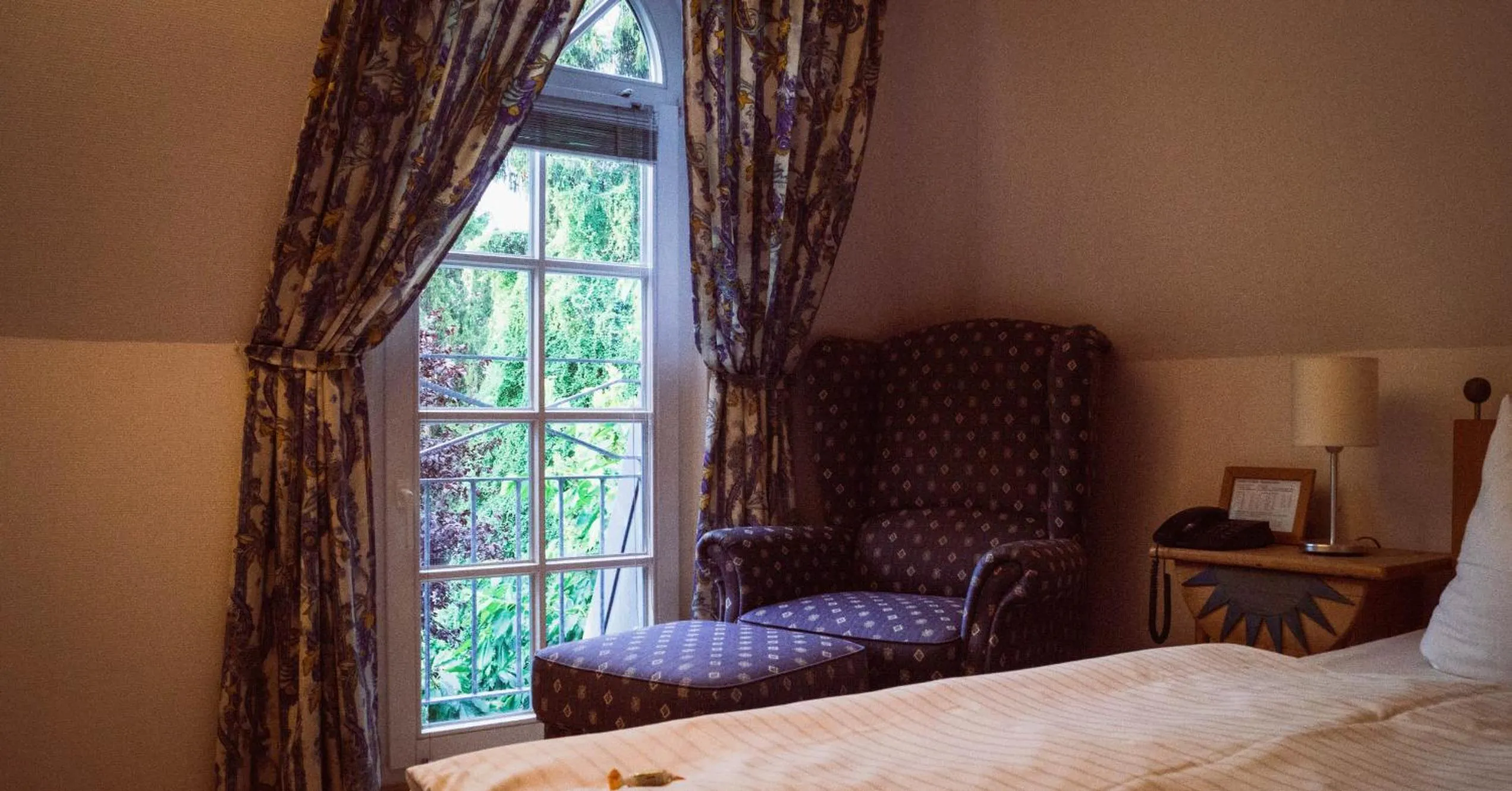 Seating area, Bed in Hotel Zwei Länder