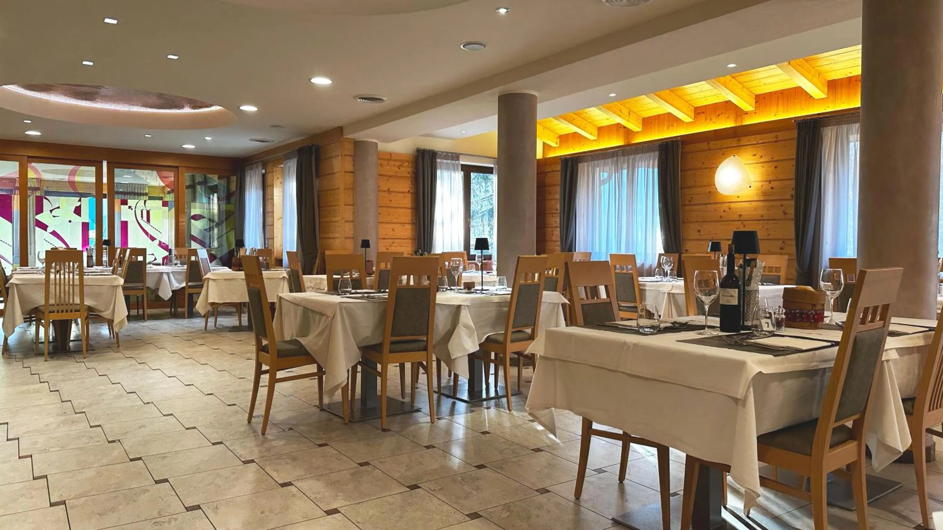 Restaurant/places to eat in Hotel Regent's