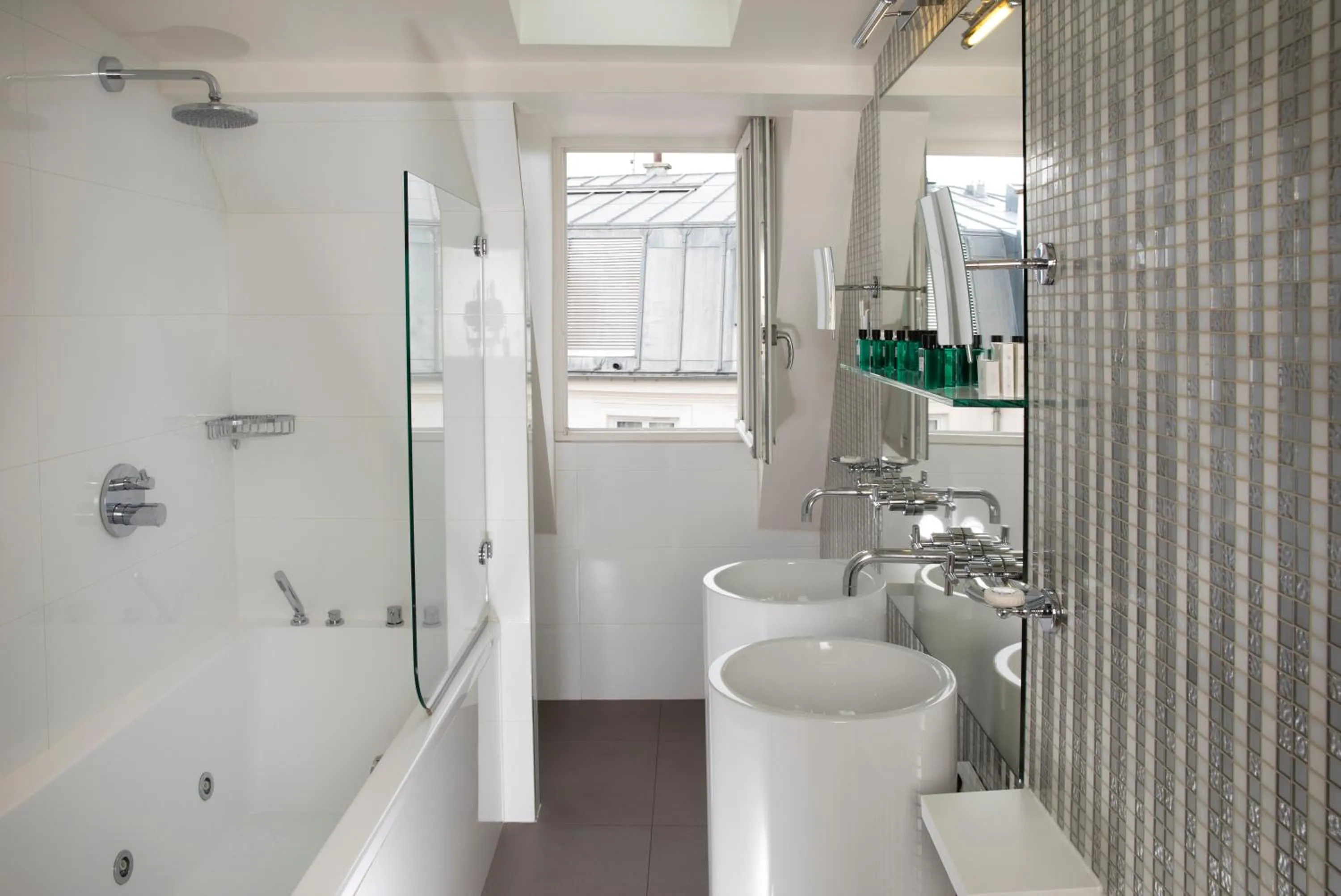 Bathroom in Hôtel R de Paris - Boutique Hotel