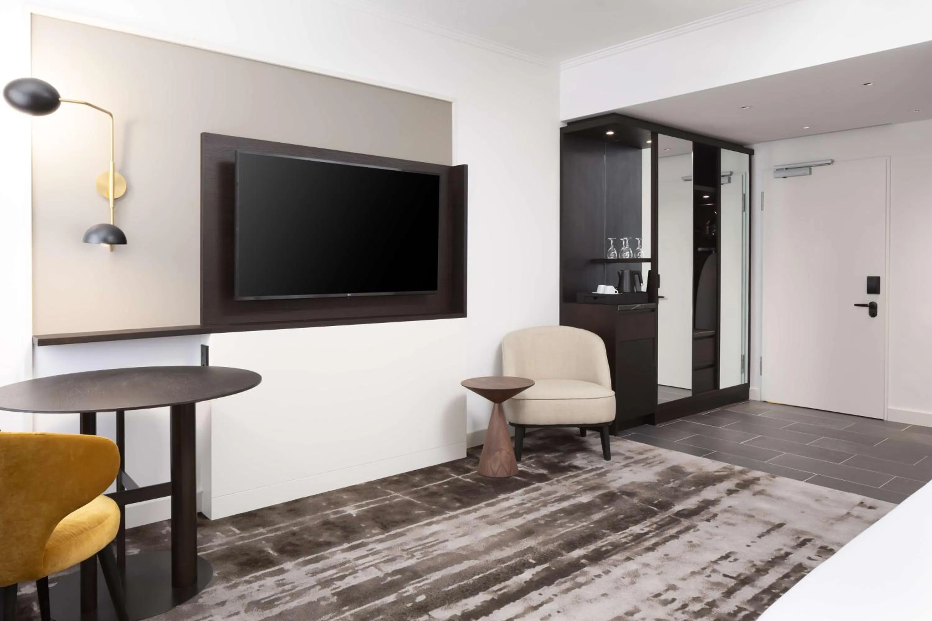 Bed, TV/Entertainment Center in Crowne Plaza Heidelberg City Centre