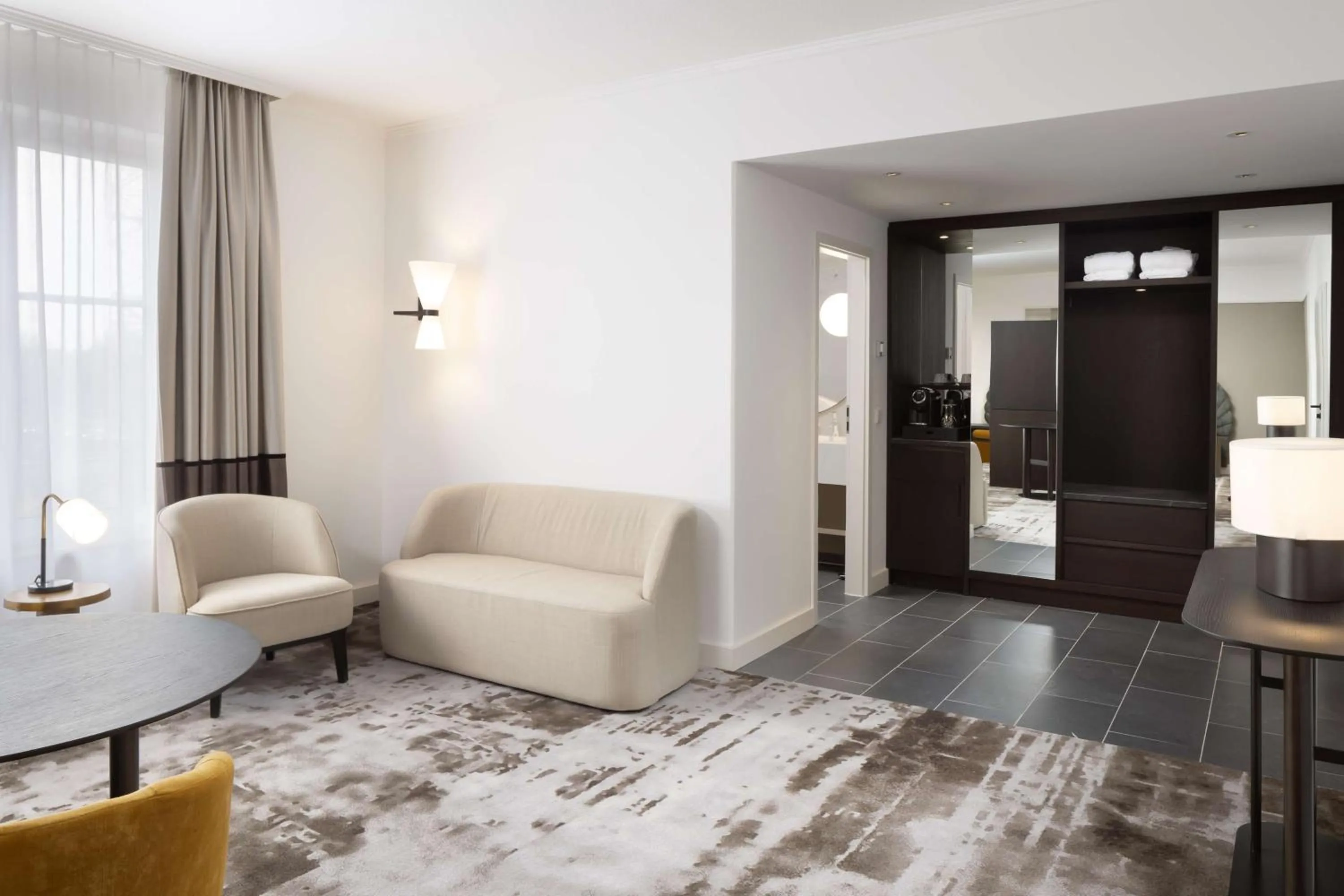 Living room, Seating Area in Crowne Plaza Heidelberg City Centre