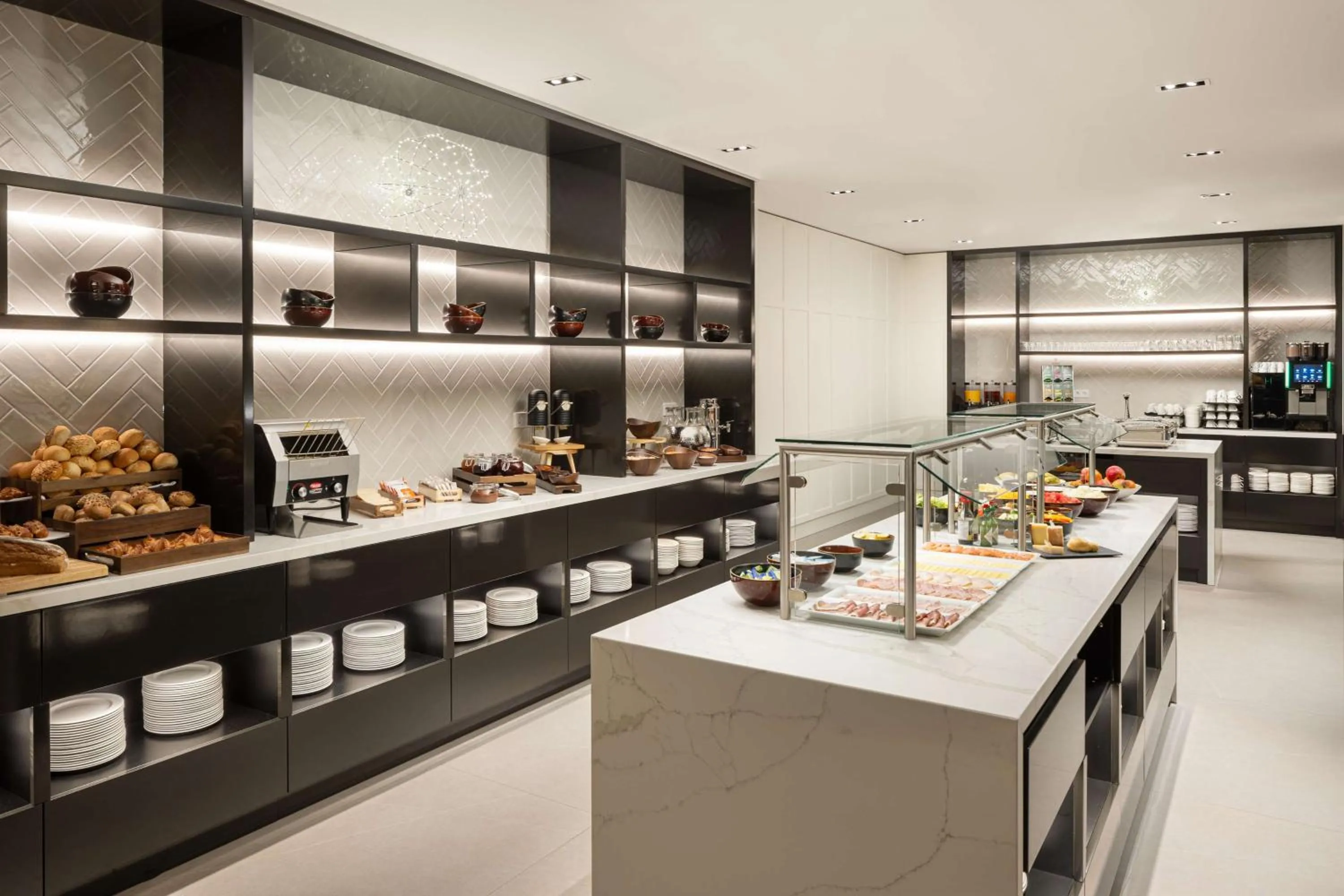 Breakfast, Restaurant/Places to Eat in Crowne Plaza Heidelberg City Centre