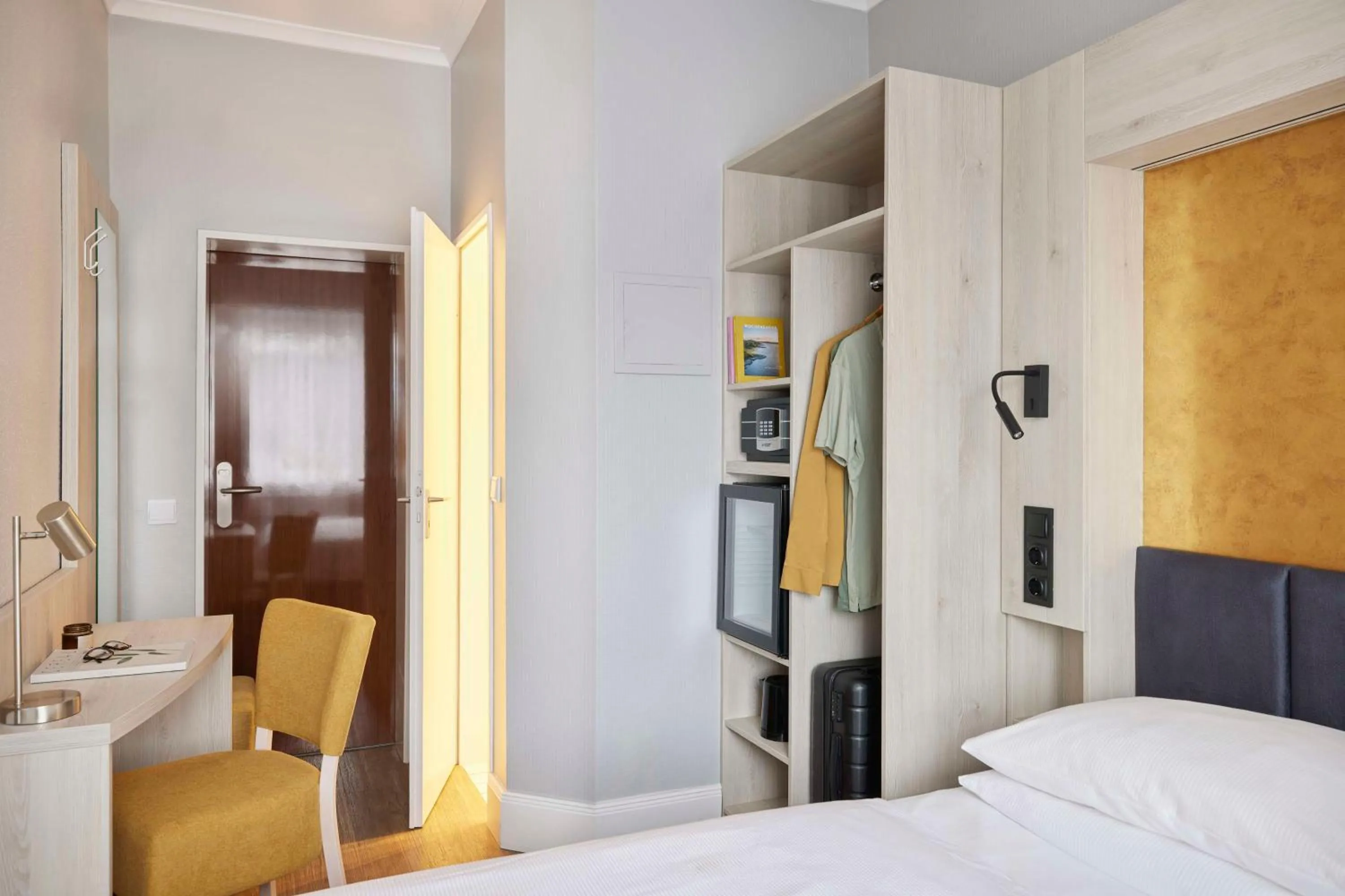 Bedroom, Bed in Best Western Raphael Hotel Altona