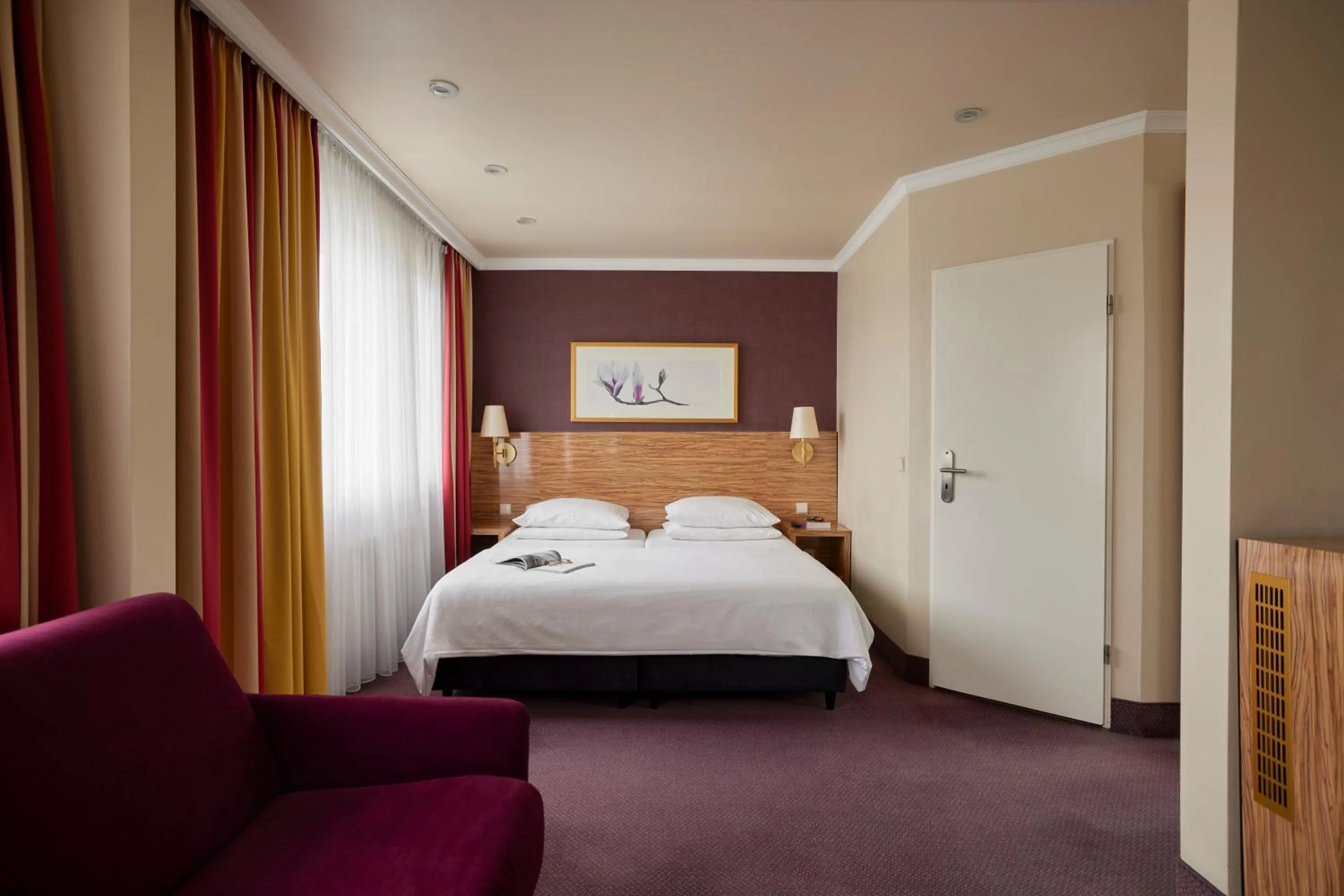 Photo of the whole room, Bed in Best Western Raphael Hotel Altona