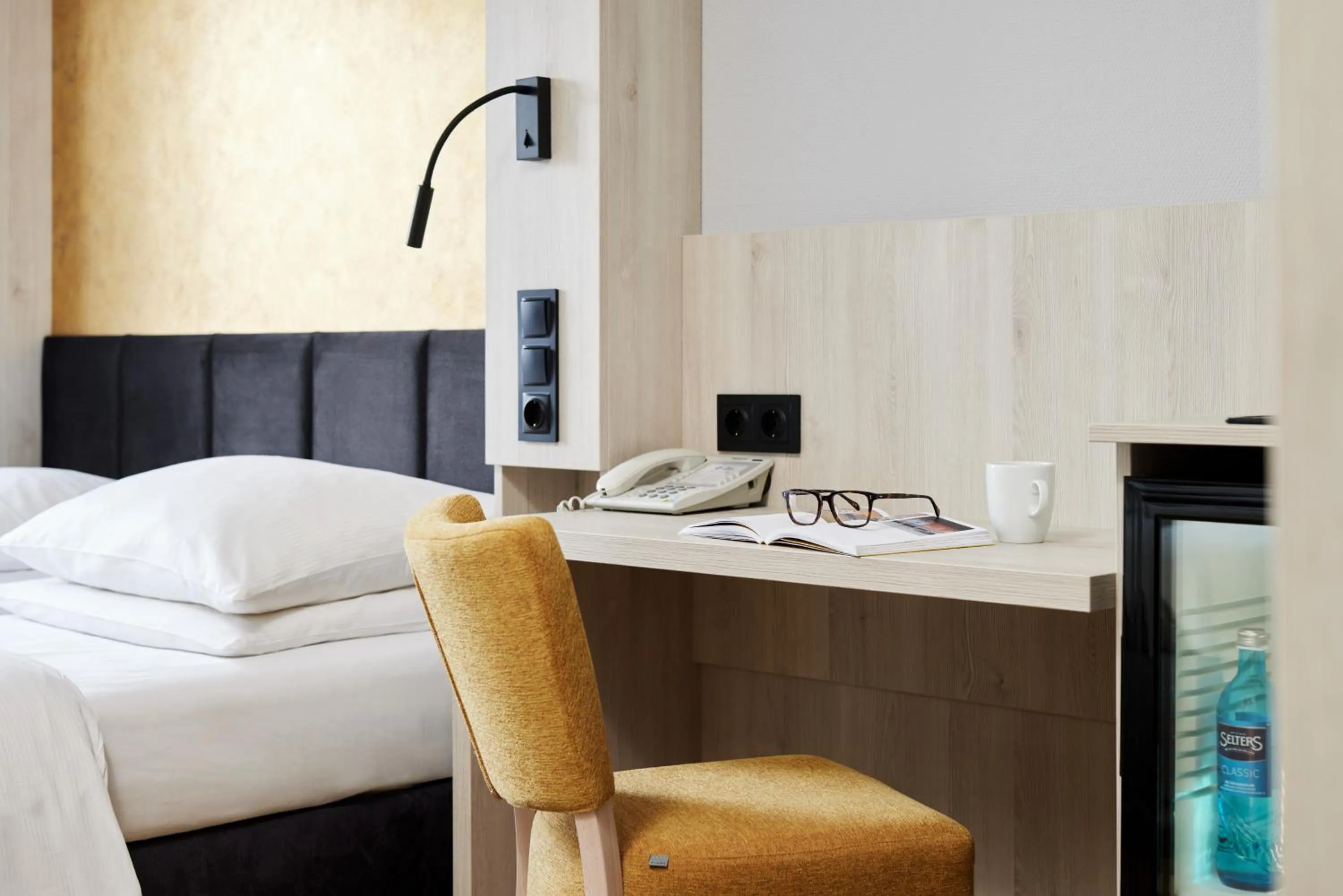 Photo of the whole room, Bed in Best Western Raphael Hotel Altona