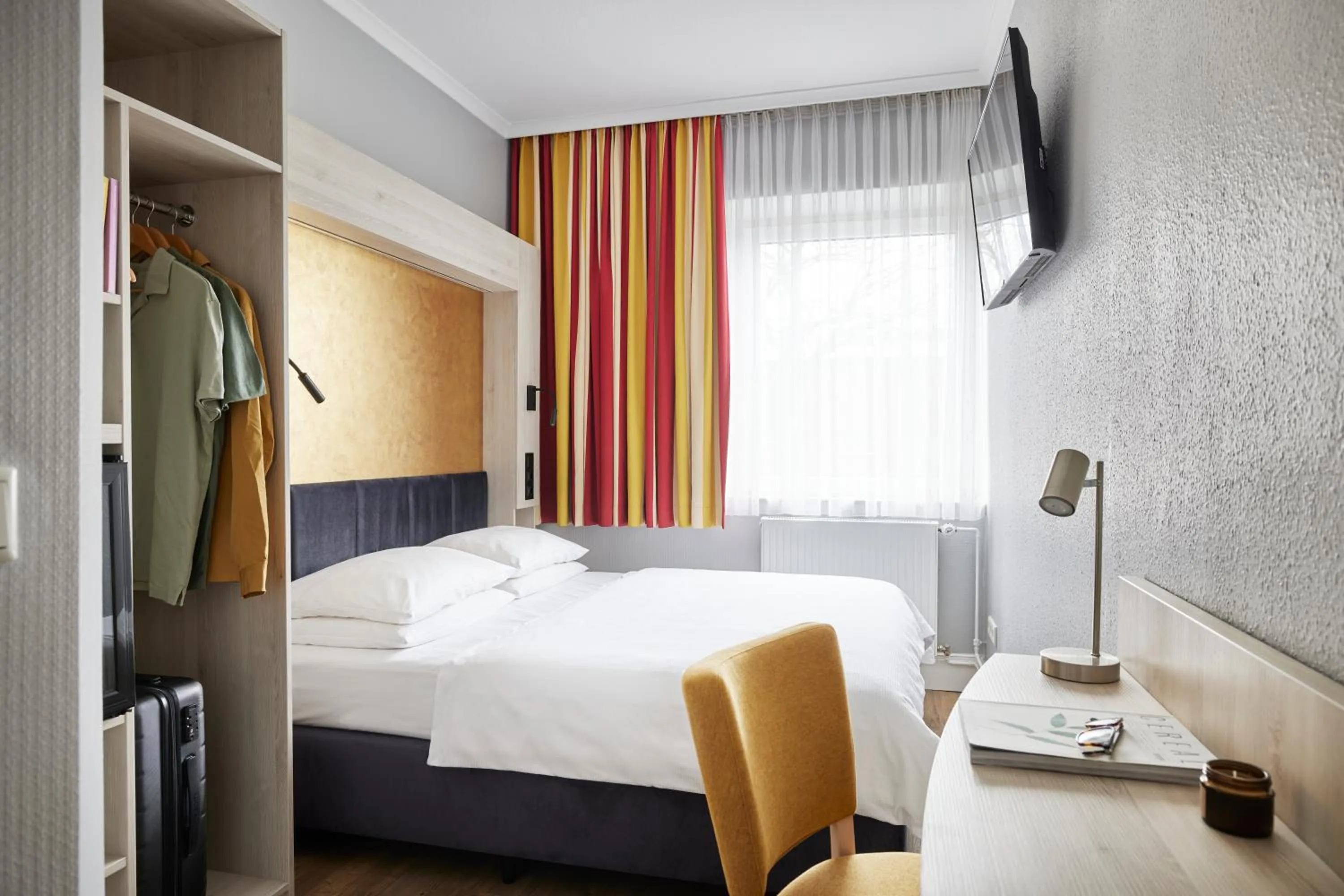 Photo of the whole room, Bed in Best Western Raphael Hotel Altona