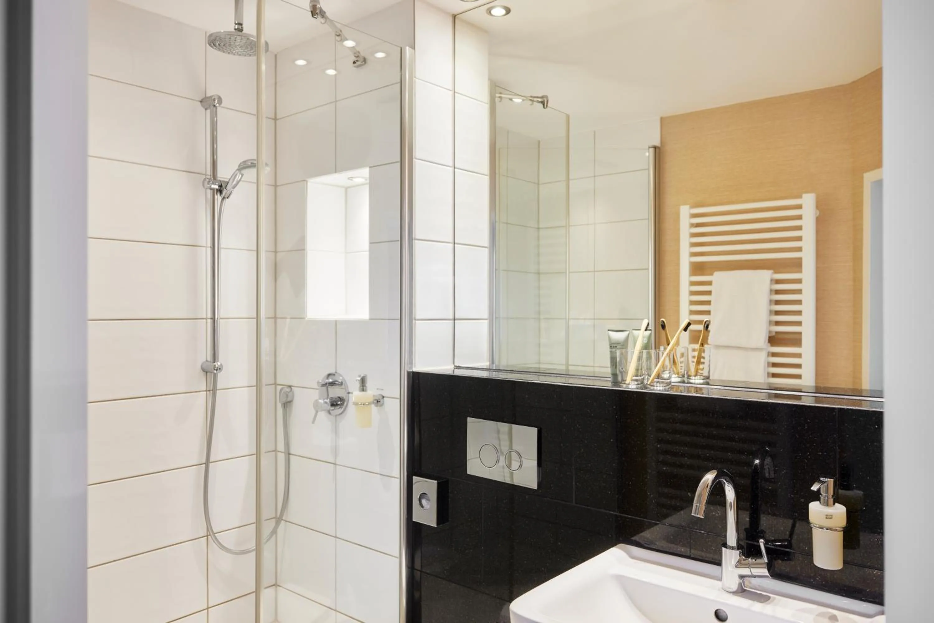 Bathroom in Best Western Raphael Hotel Altona