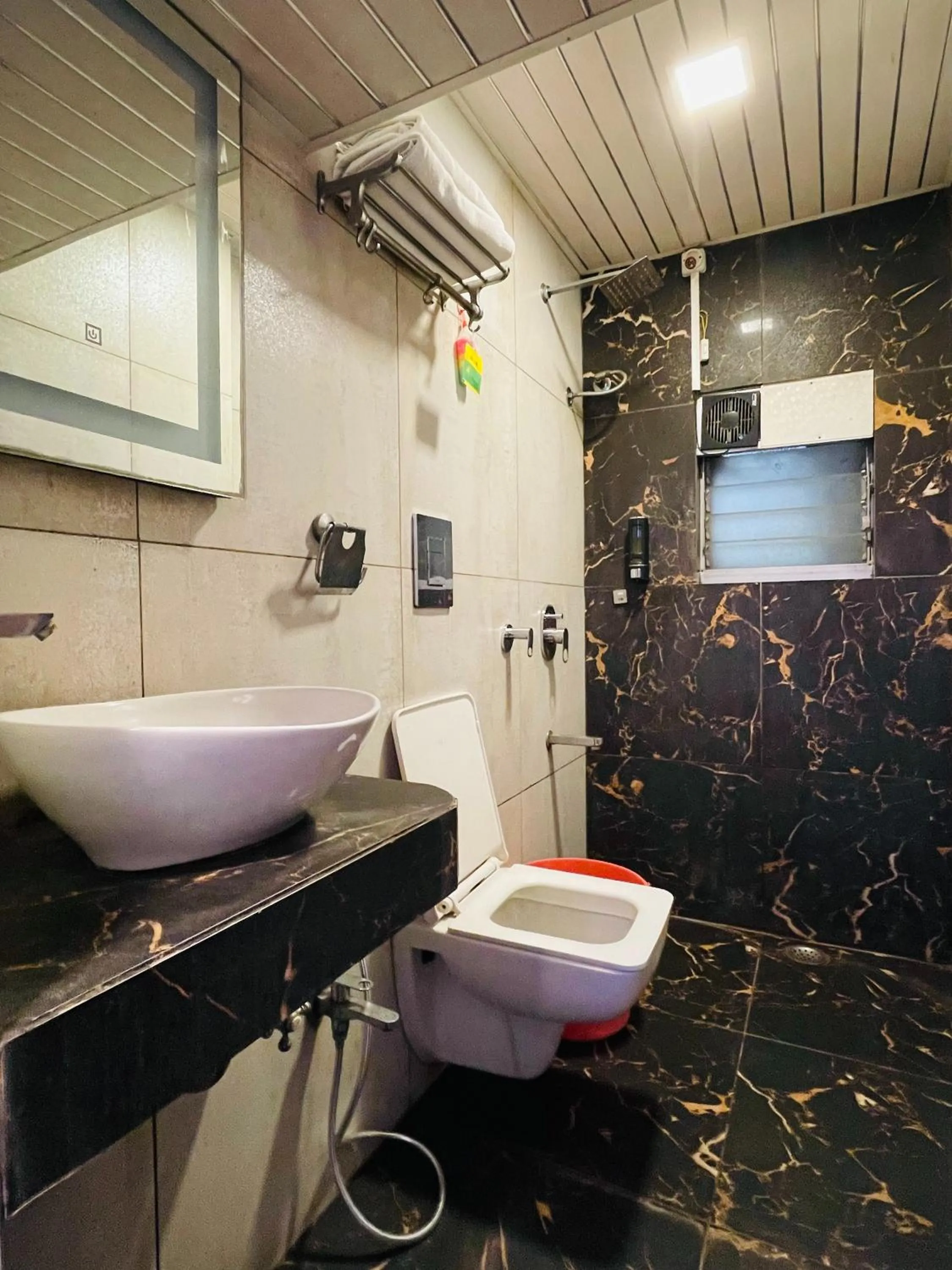 Bathroom in Hotel Neelkiran