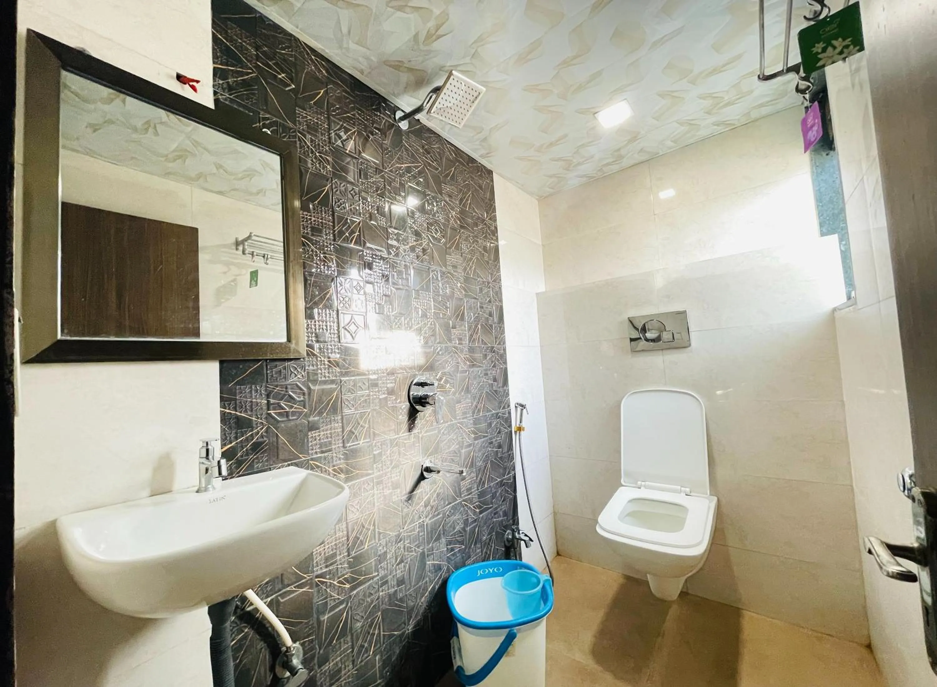 Bathroom in Hotel Neelkiran