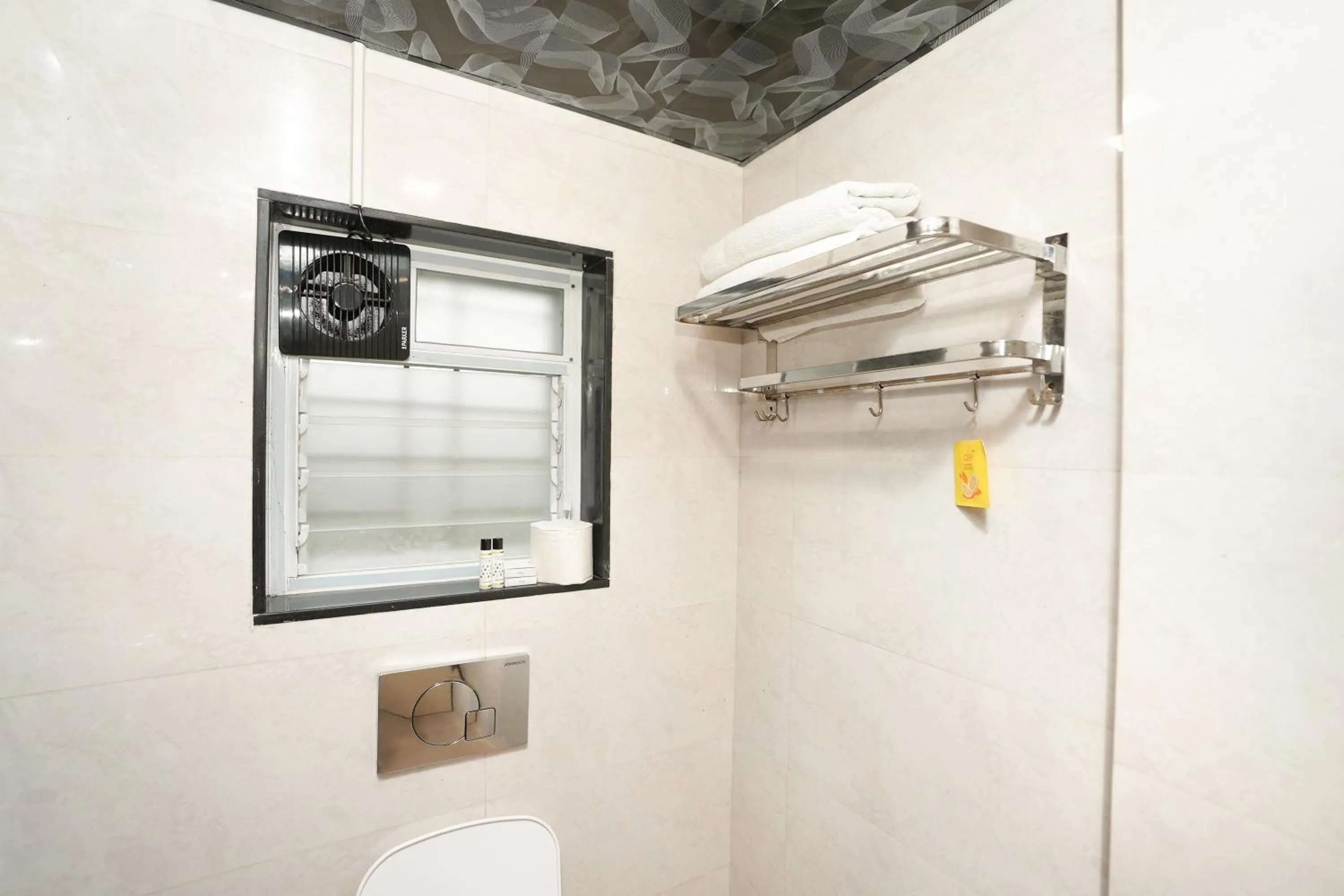 Bathroom in Hotel Neelkiran