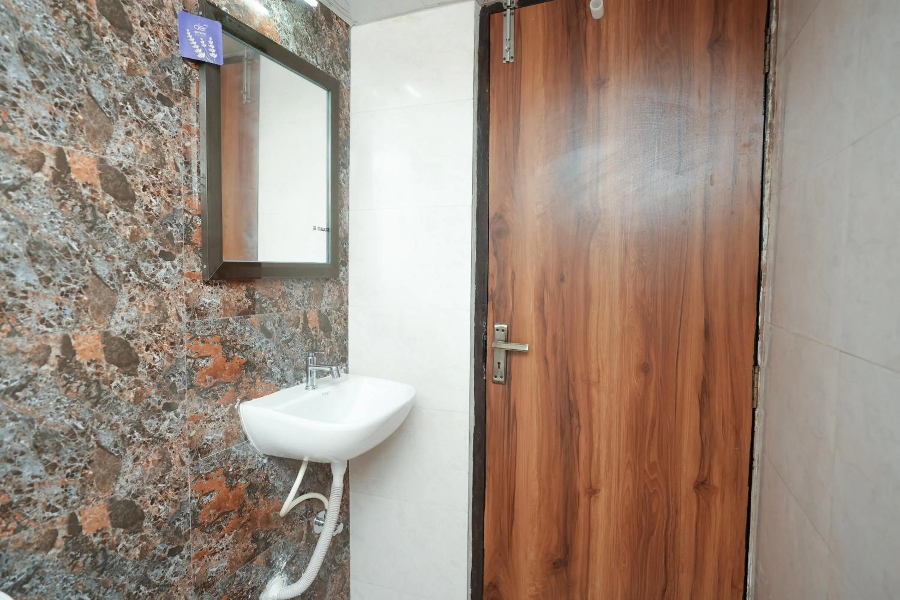 Bathroom in Hotel Neelkiran