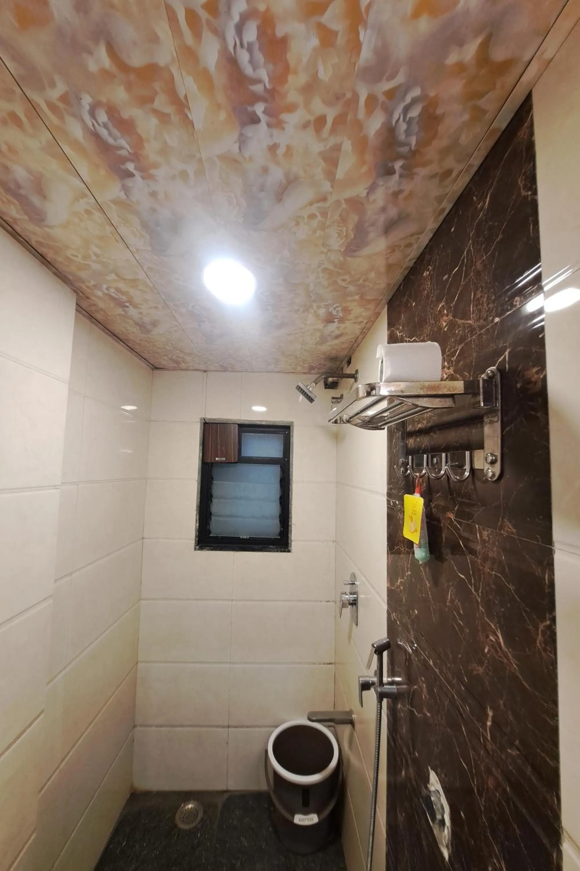 Bathroom in Hotel Neelkiran