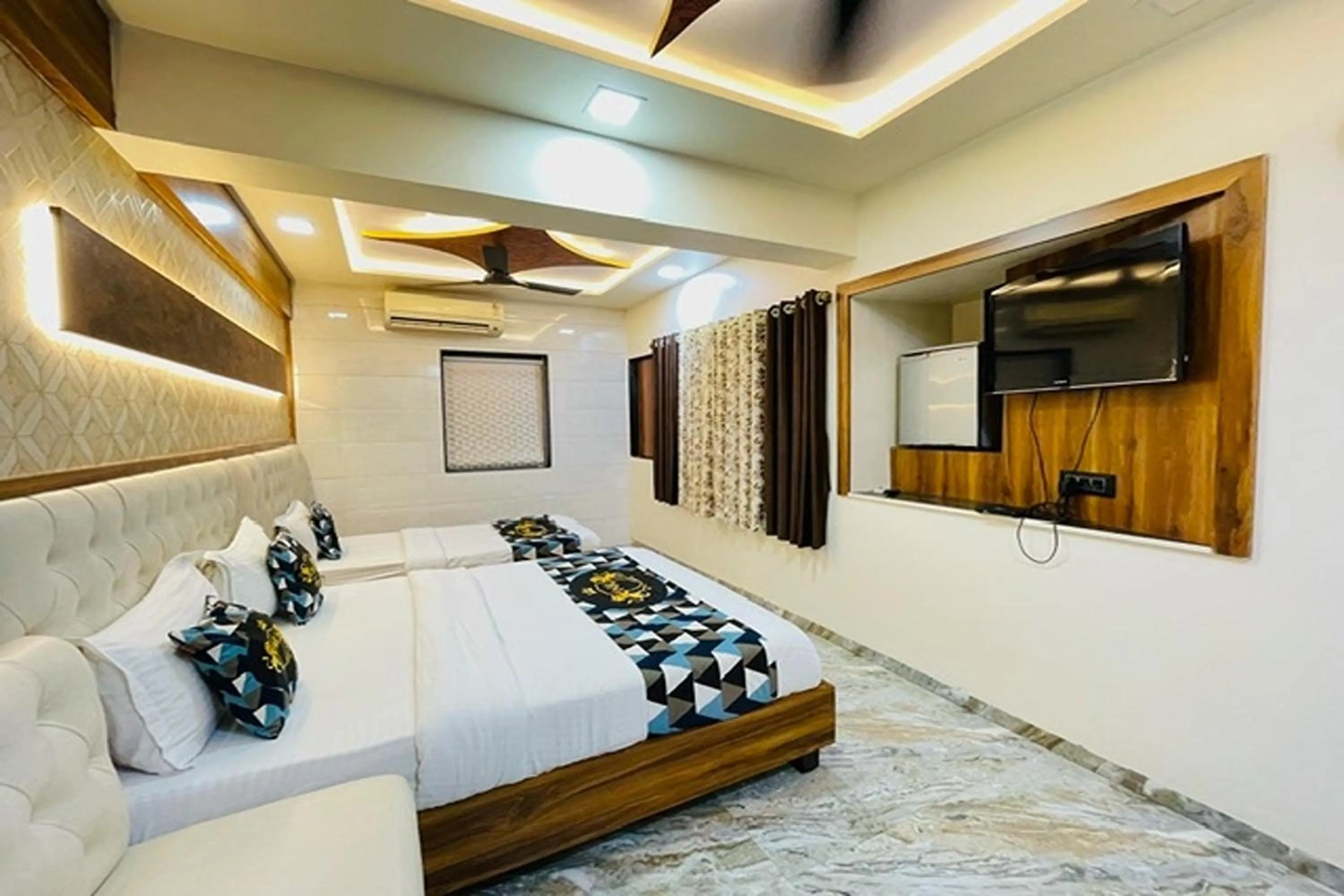 TV and multimedia in Hotel Neelkiran