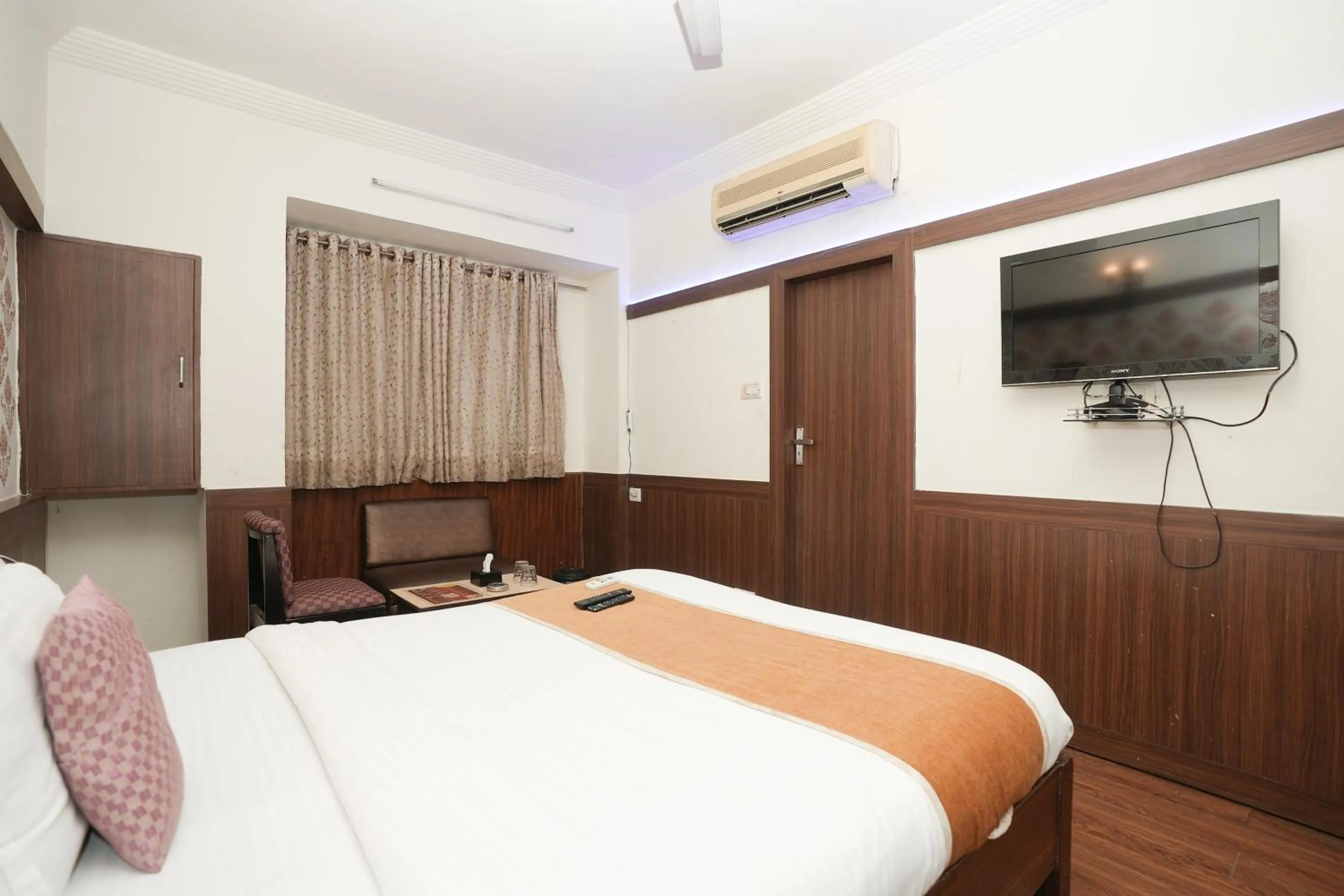 Bed in Hotel Neelkiran