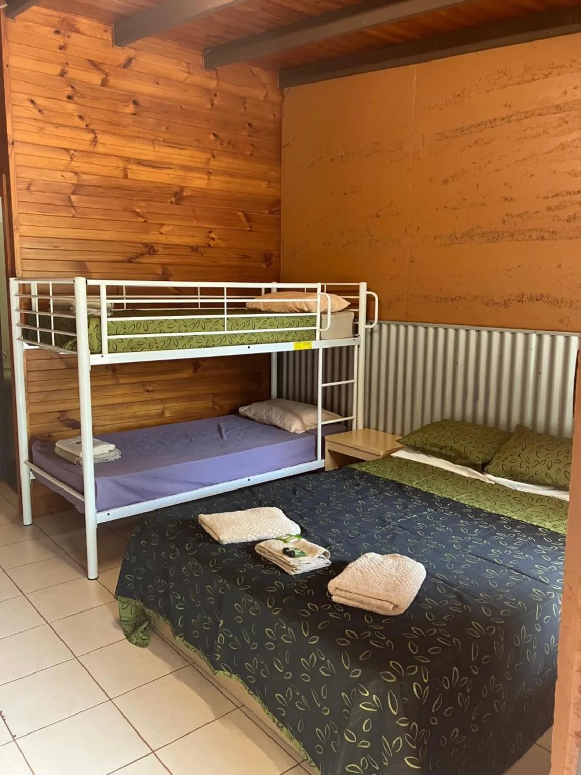 Bedroom, Bed in Territory Manor Motel & Caravan Park