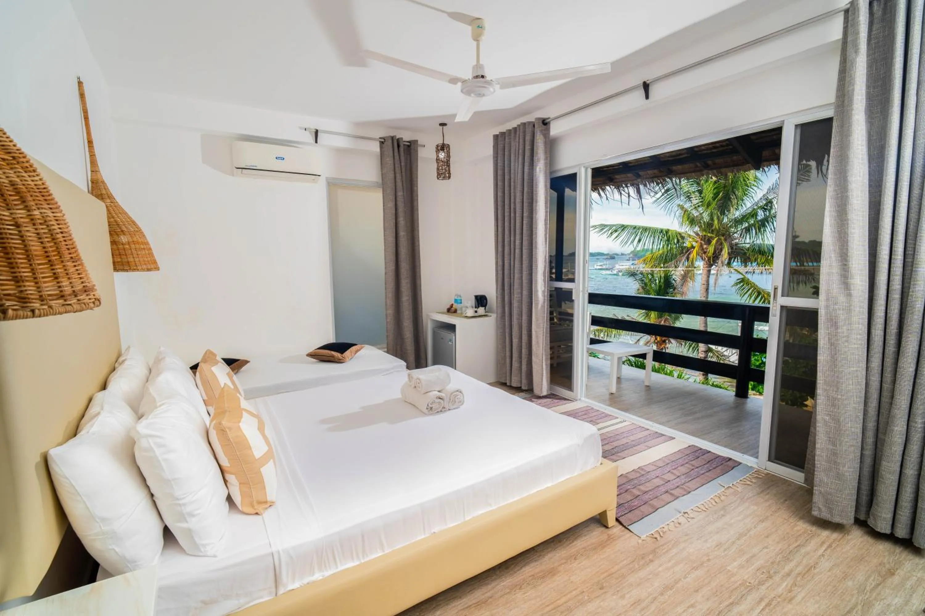 View (from property/room), Bed in Blanco Beach Resort Malapascua