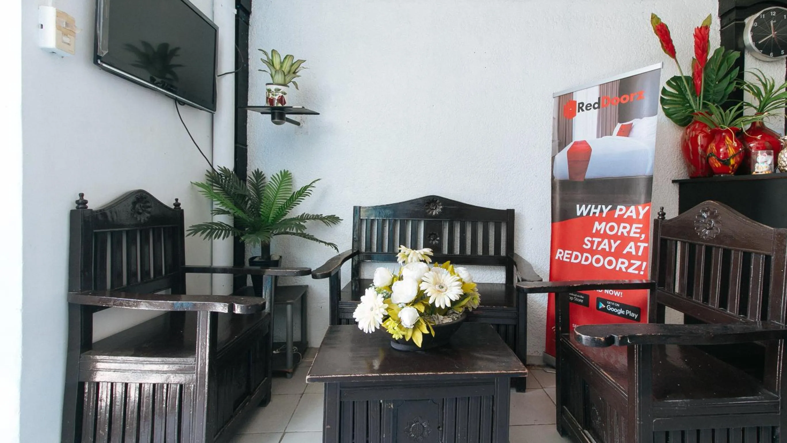 Communal lounge/ TV room in RedDoorz Plus at Villa Gloria Taguig